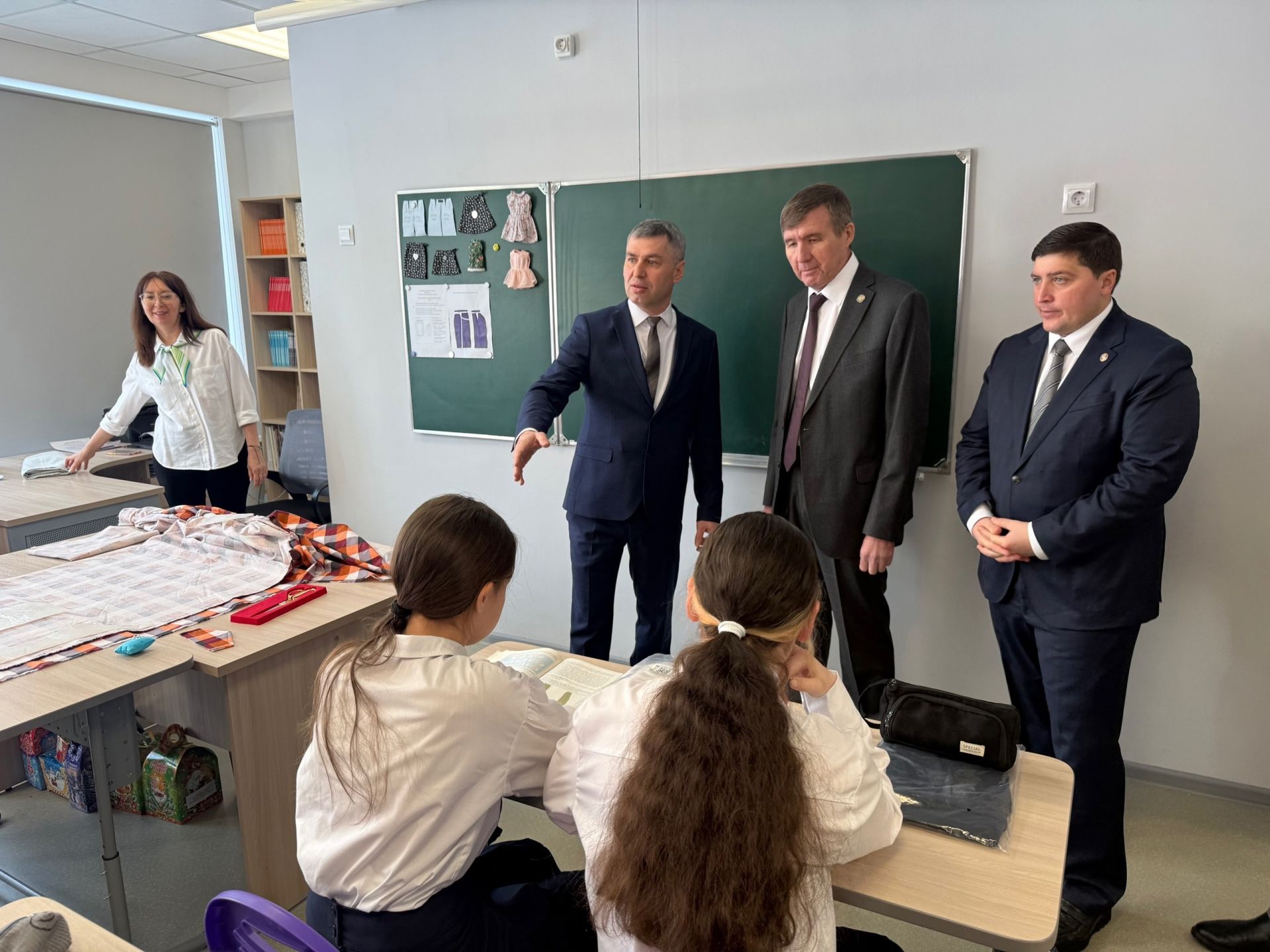 Менделеевцы поделились с республиканским гостем опытом развития образовательного кластера в партнёрстве с АО «Аммоний»