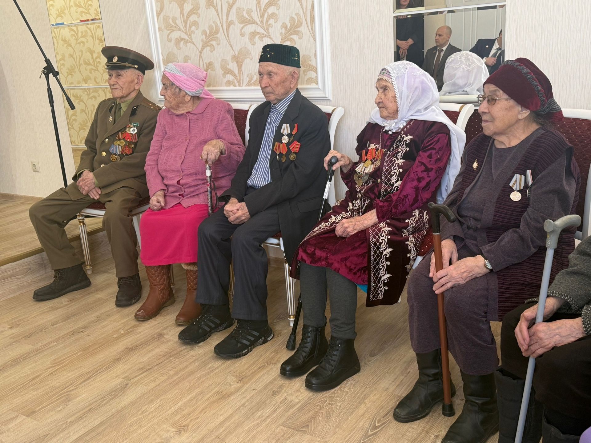 В Менделеевске ветеранам войны и тыла вручили медали к 80-летию Победы
