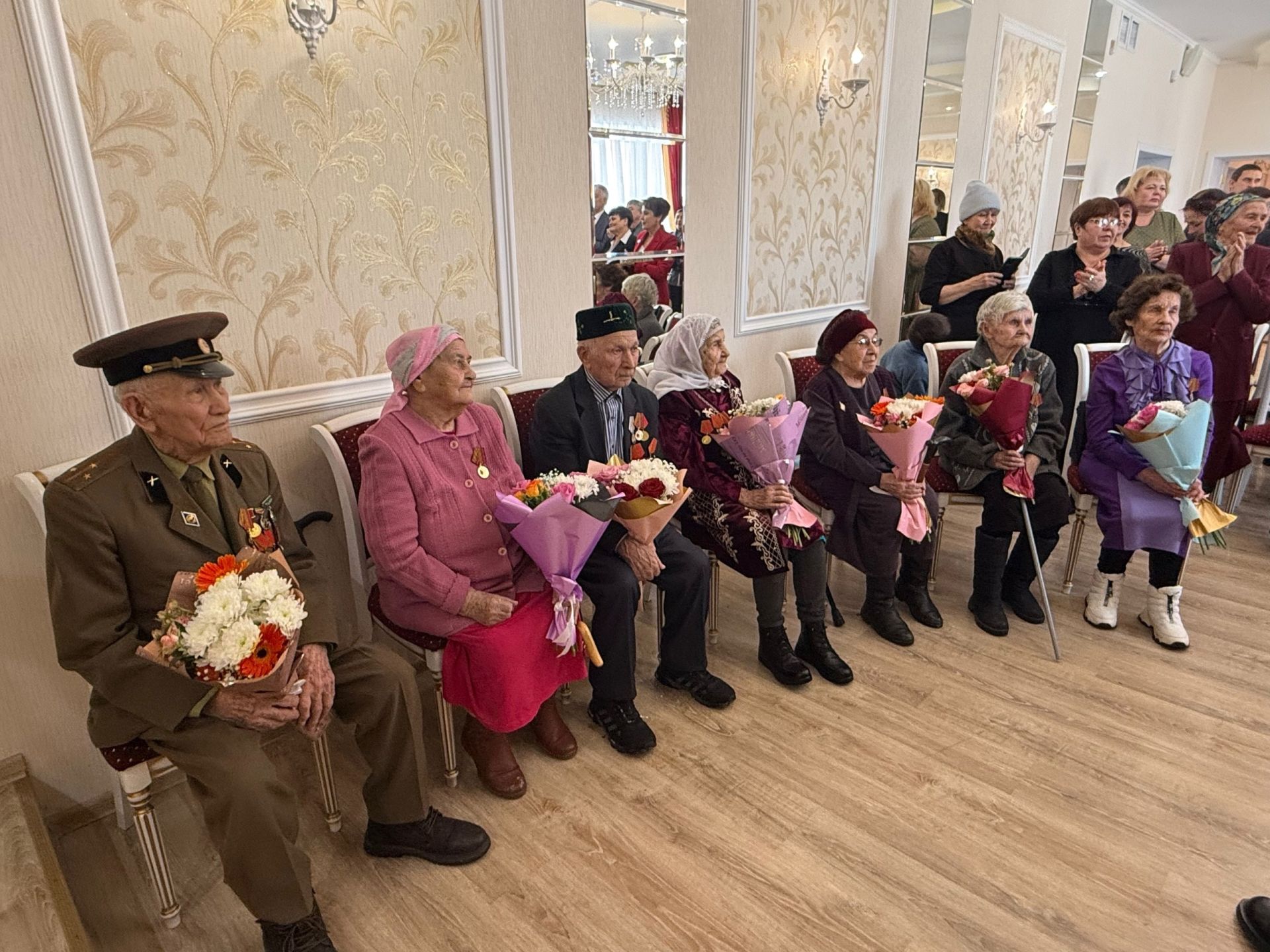 В Менделеевске ветеранам войны и тыла вручили медали к 80-летию Победы