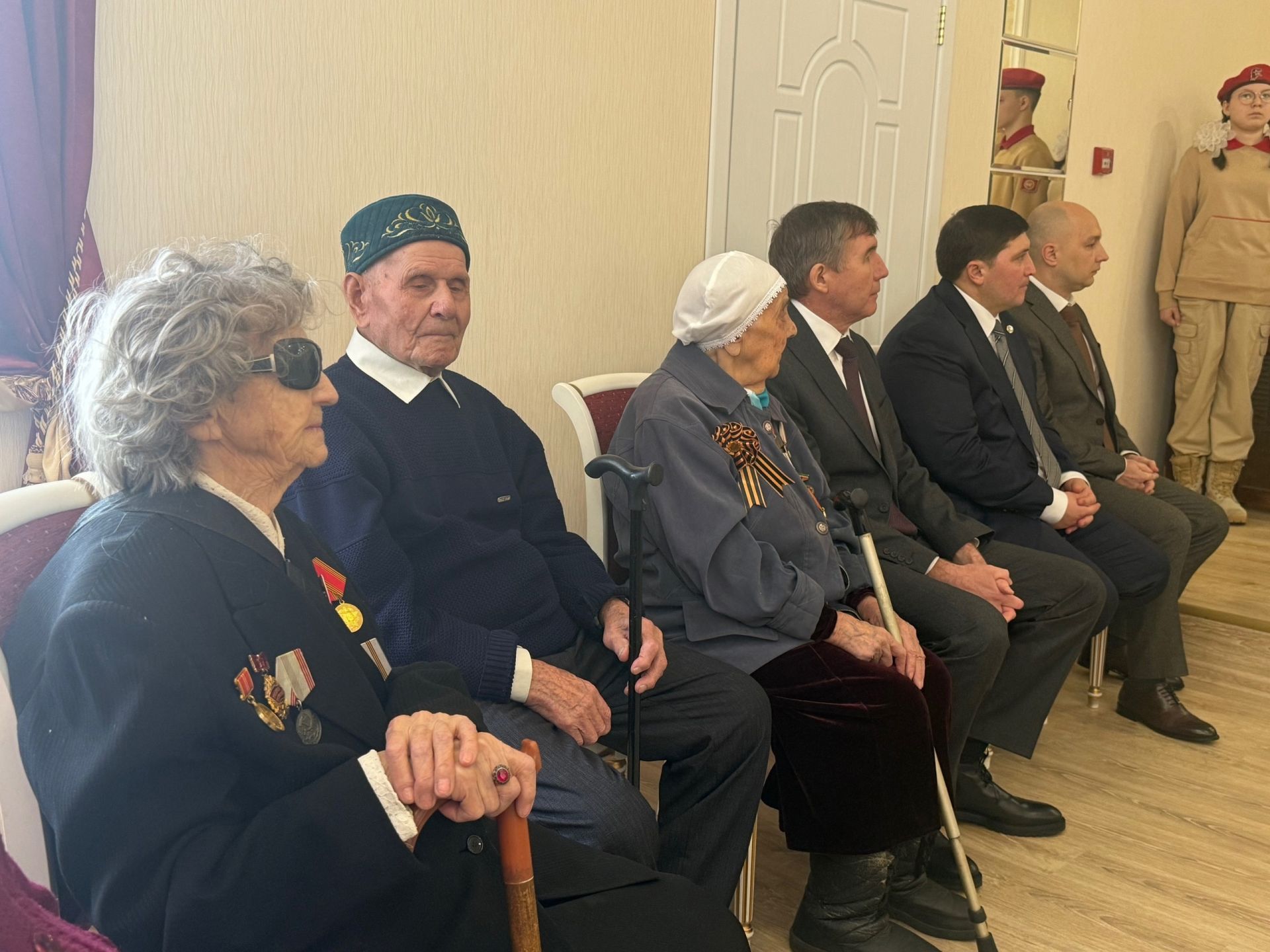В Менделеевске ветеранам войны и тыла вручили медали к 80-летию Победы
