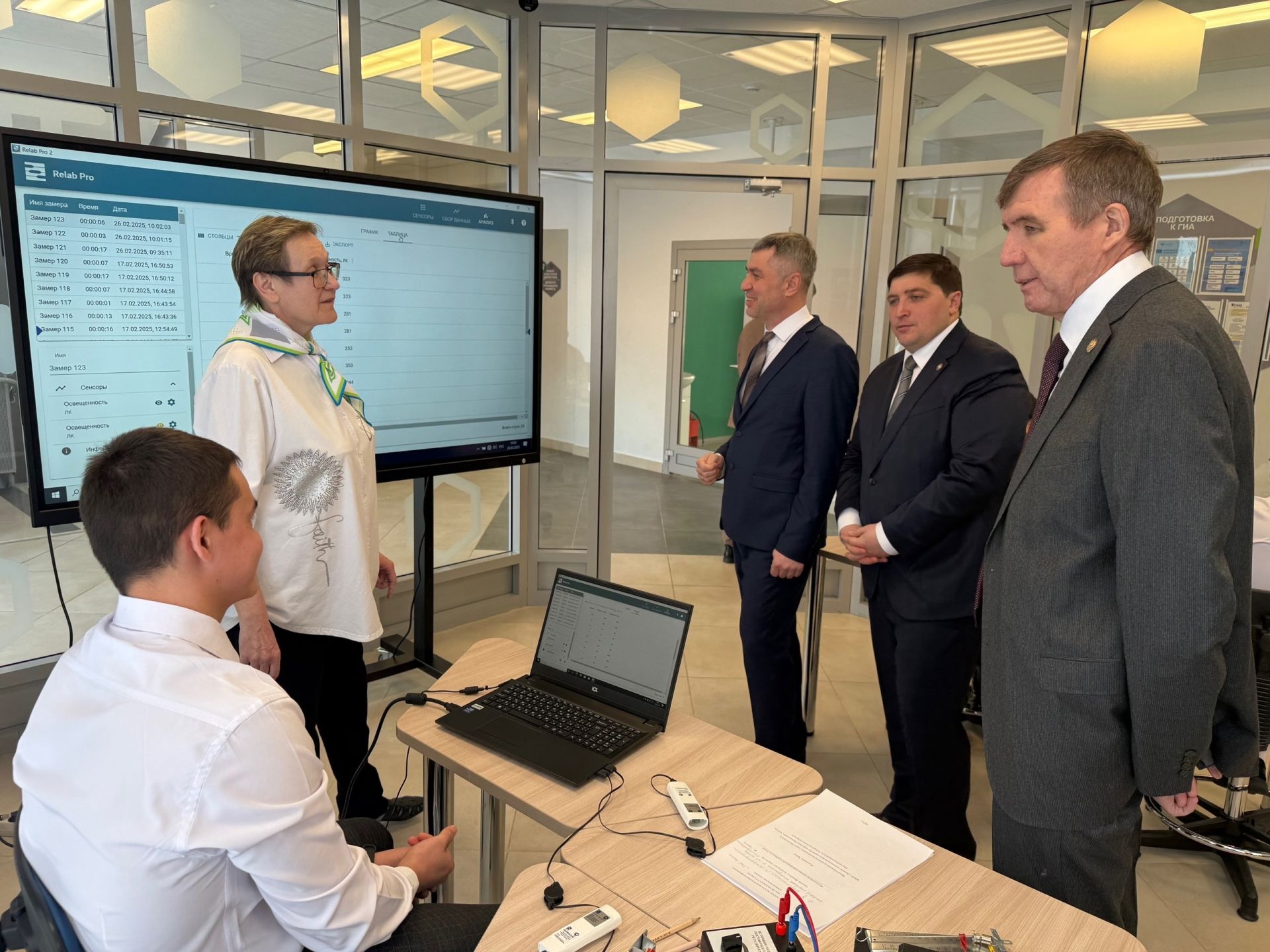 Менделеевцы поделились с республиканским гостем опытом развития образовательного кластера в партнёрстве с АО «Аммоний»