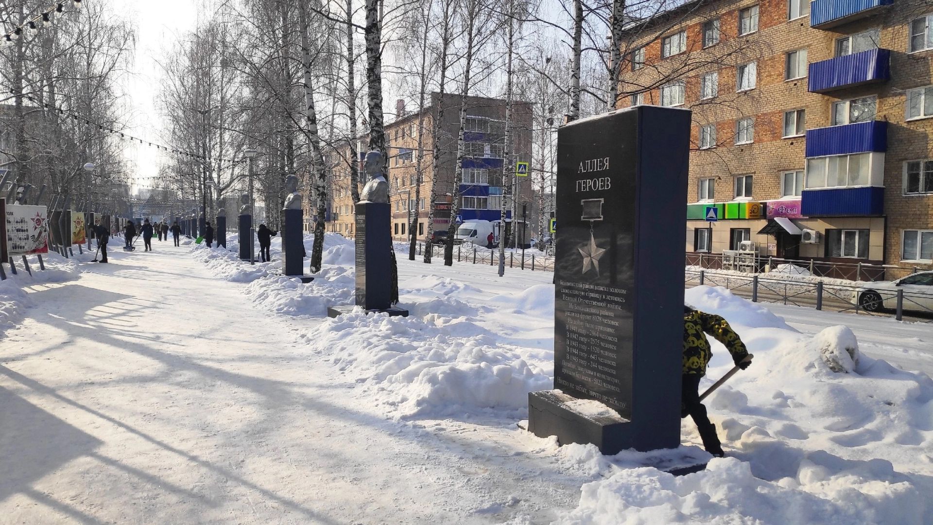Акция «Дорога к обелиску»: школьники Менделеевска ухаживают за Аллеей Героев