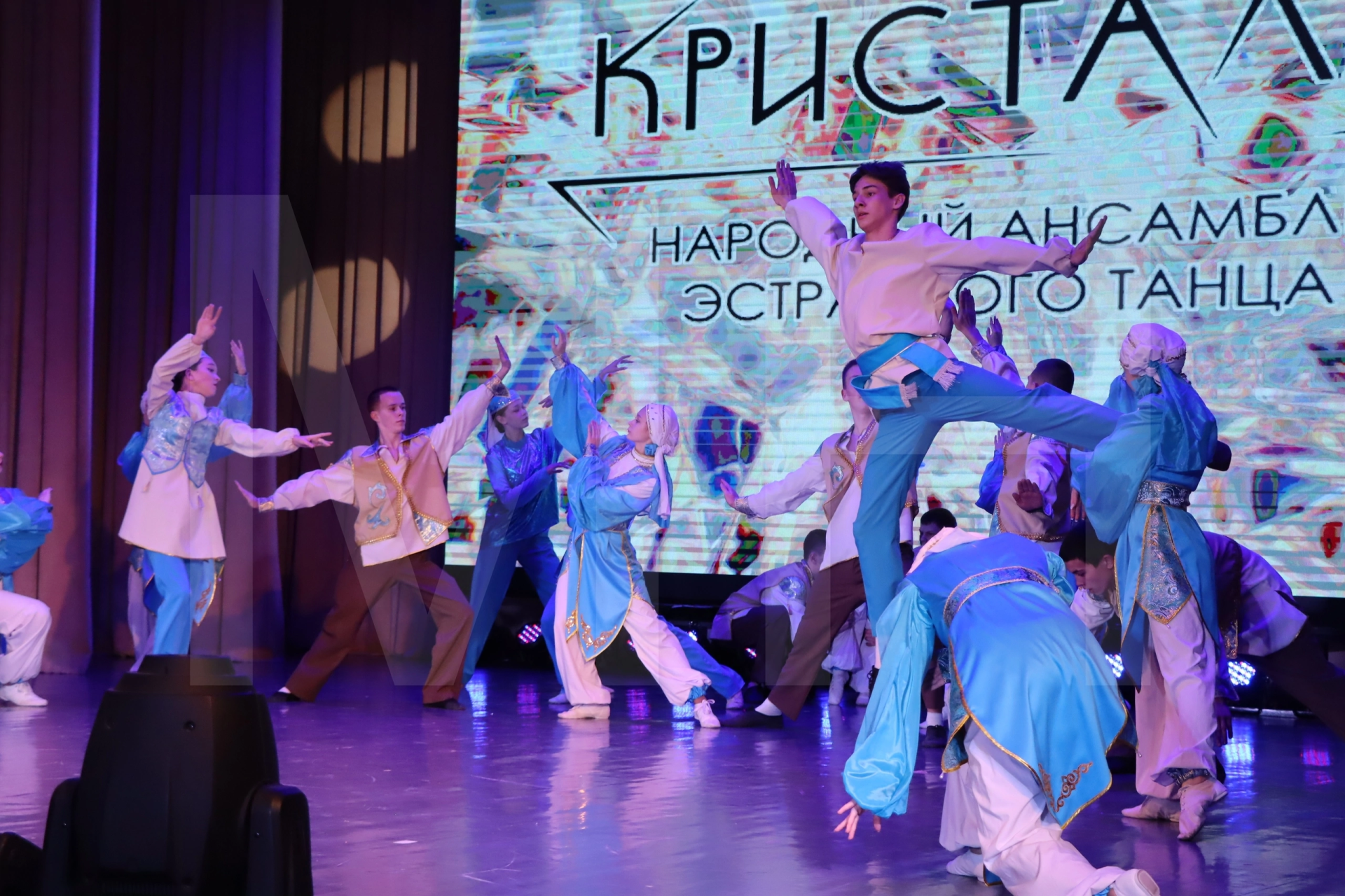 Народный ансамбль «Кристалл» приглашает на концерт