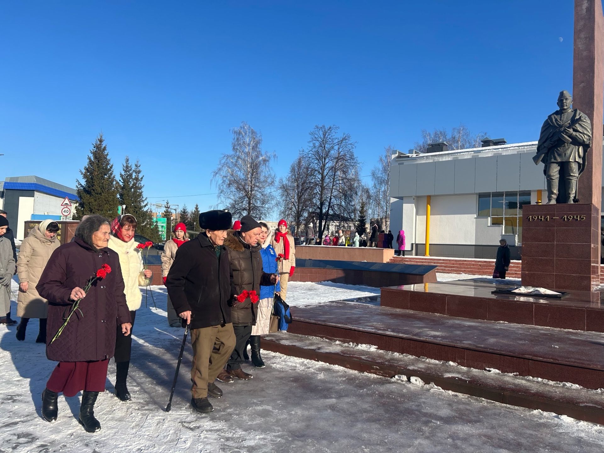 300 учащихся Менделеевска встретились с ветераном Великой Отечественной войны Зайнаком Аглиевым