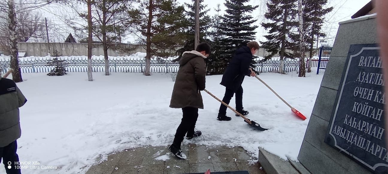 Активисты «Движения Первых» Бизякинской школы приняли участие в акции «Чистый обелиск»
