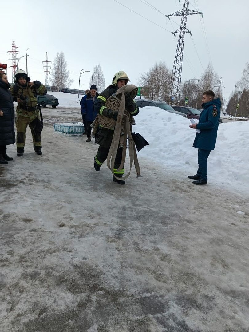 В Менделеевске проведена плановая учебная тренировка по эвакуации персонала и отработке действий при условном пожаре