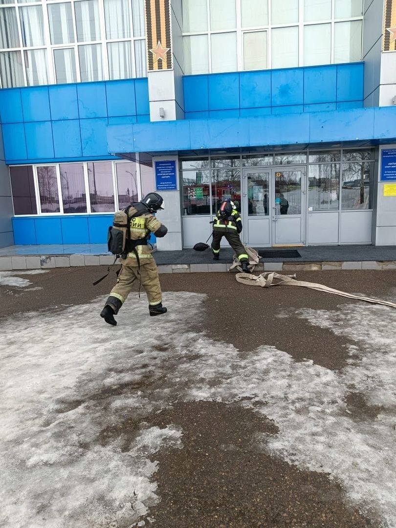 В Менделеевске проведена плановая учебная тренировка по эвакуации персонала и отработке действий при условном пожаре