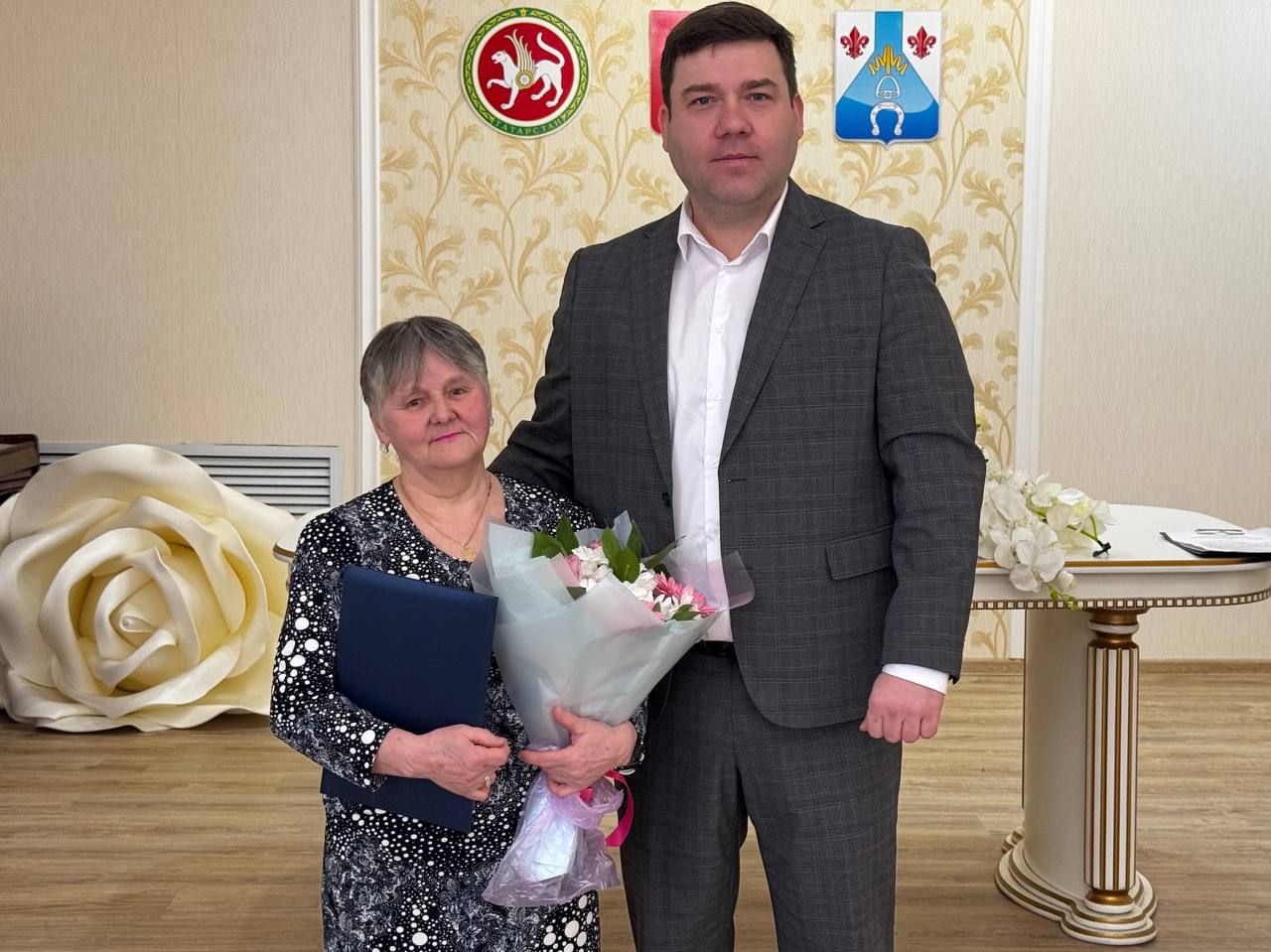 В Менделеевске чествовали героев повседневности: работники сферы услуг и ЖКХ приняли поздравления