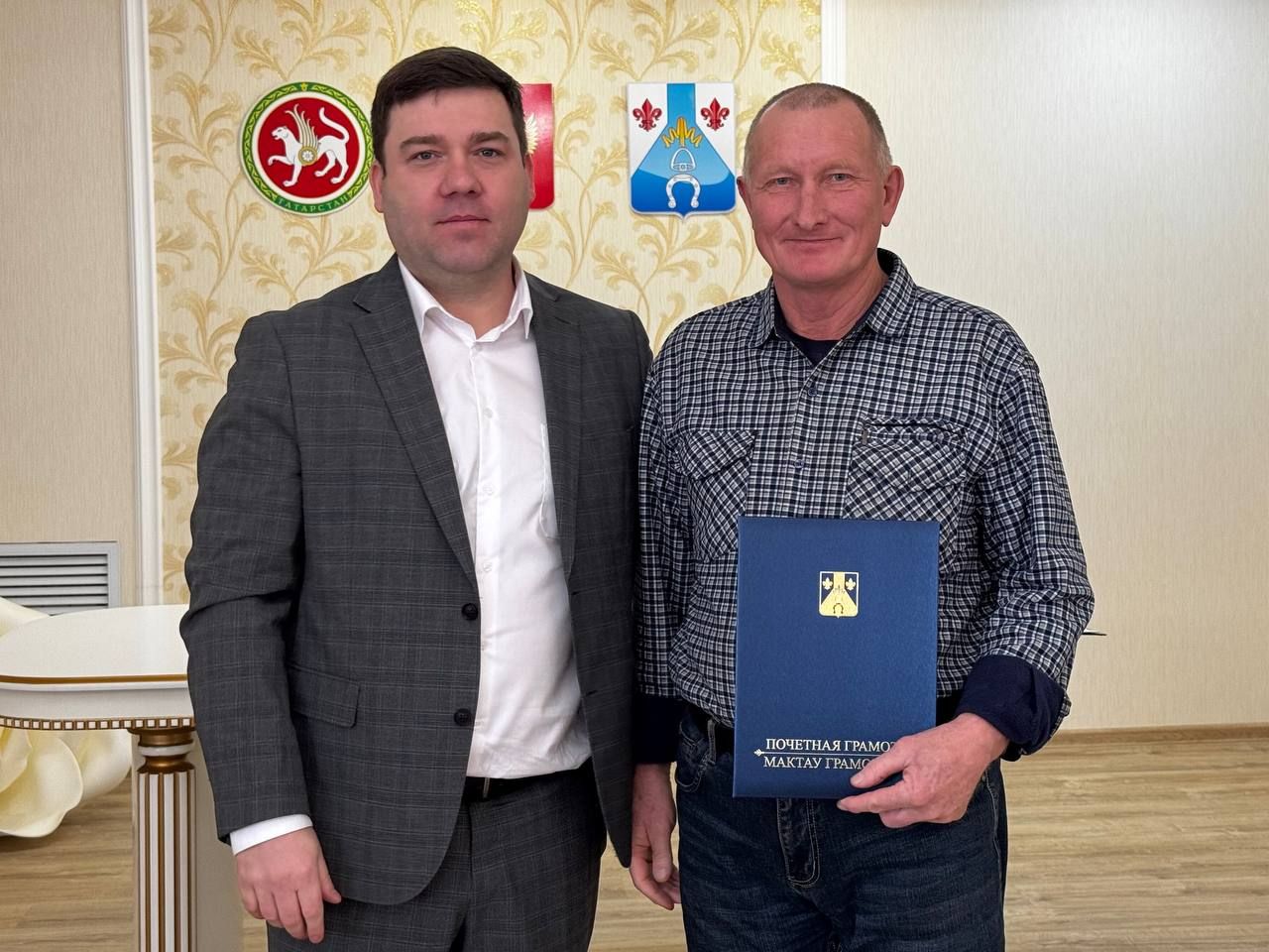 В Менделеевске чествовали героев повседневности: работники сферы услуг и ЖКХ приняли поздравления