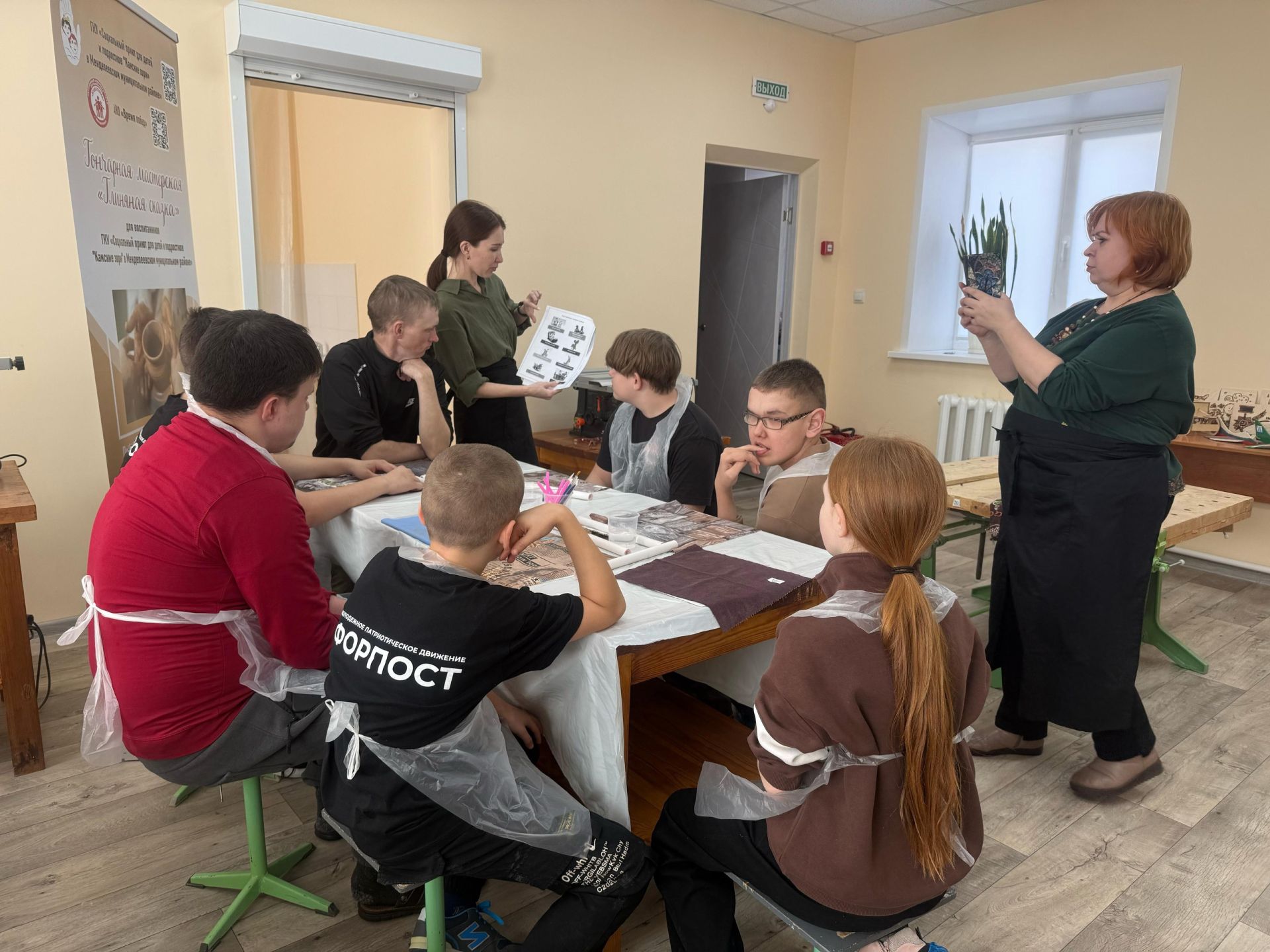 В социальном приюте «Камские зори» Менделеевска продолжается реализация проекта АНО «Время Побед» — Гончарная мастерская «Глиняная сказка»