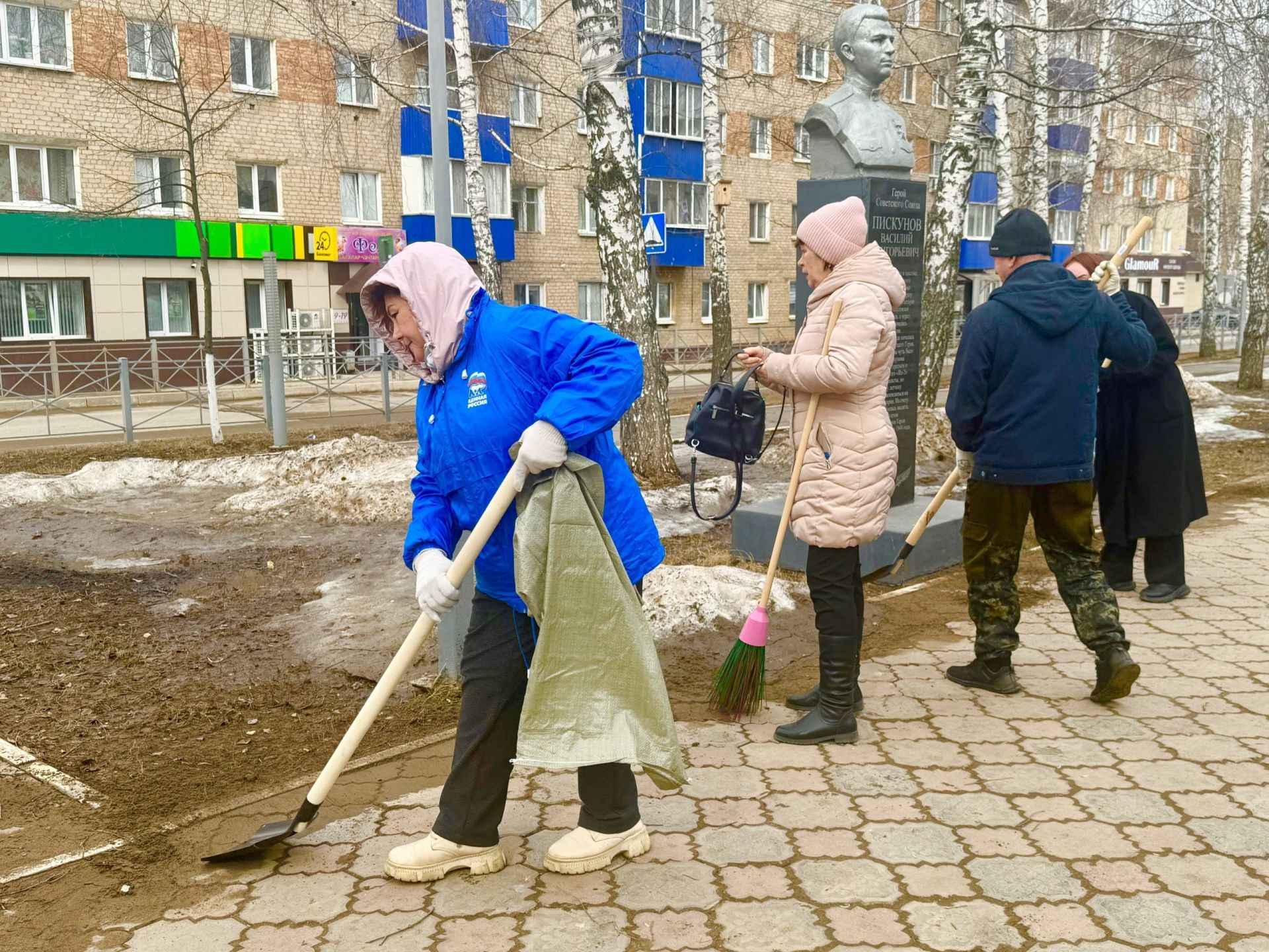 Жители Менделеевска вышли на первый весенний средник