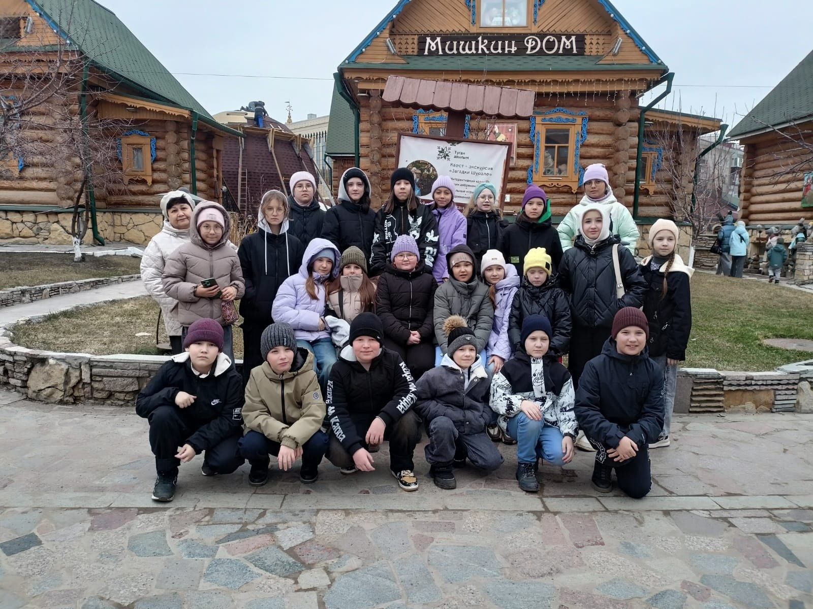 Юные менделеевцы окунулись в мир сказок: экскурсия в Казань и театр кукол «Экият»