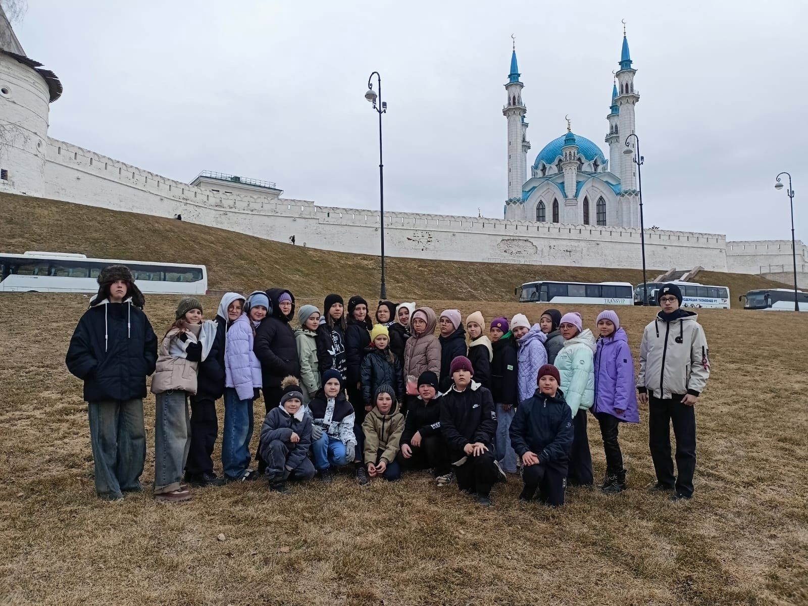 Юные менделеевцы окунулись в мир сказок: экскурсия в Казань и театр кукол «Экият»