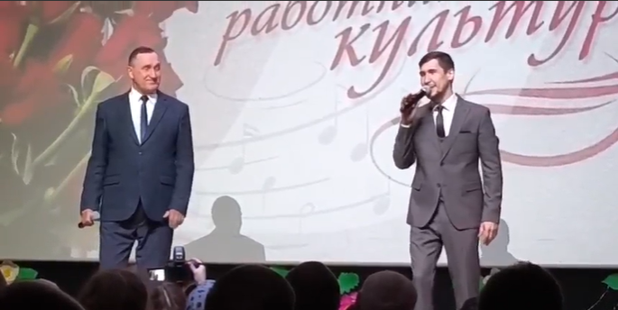 Коллектив Дворца культуры им. С. Гассара пригласили поздравить работников культуры Алнашевского района