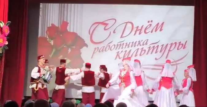 Коллектив Дворца культуры им. С. Гассара пригласили поздравить работников культуры Алнашевского района