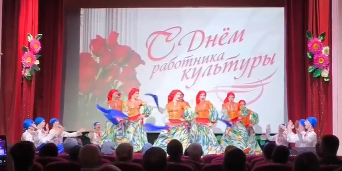 Коллектив Дворца культуры им. С. Гассара пригласили поздравить работников культуры Алнашевского района
