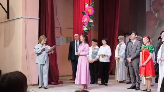 Коллектив Дворца культуры им. С. Гассара пригласили поздравить работников культуры Алнашевского района