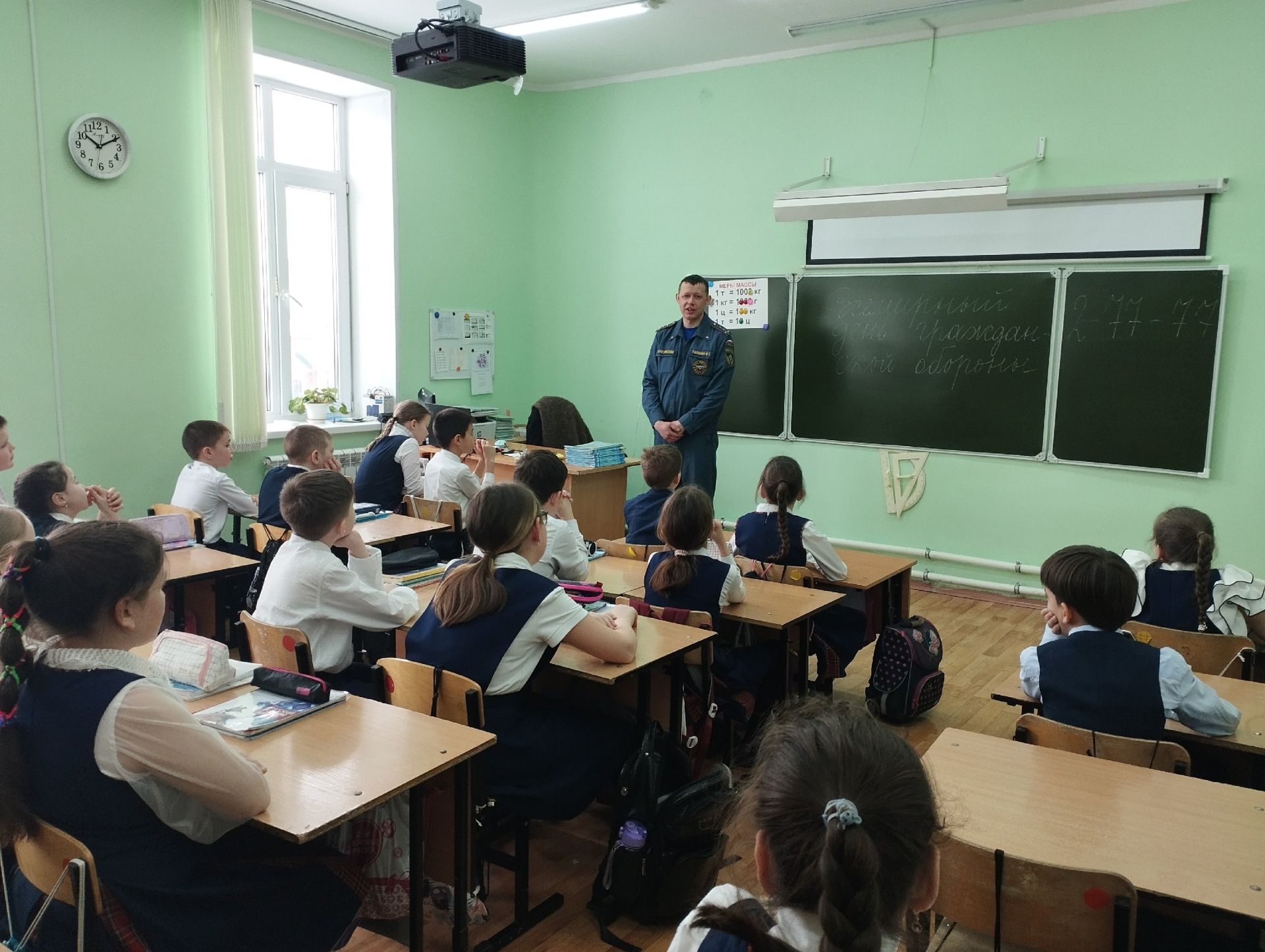 В гимназии №1 Менделеевска прошел урок по правилам пожарной безопасности