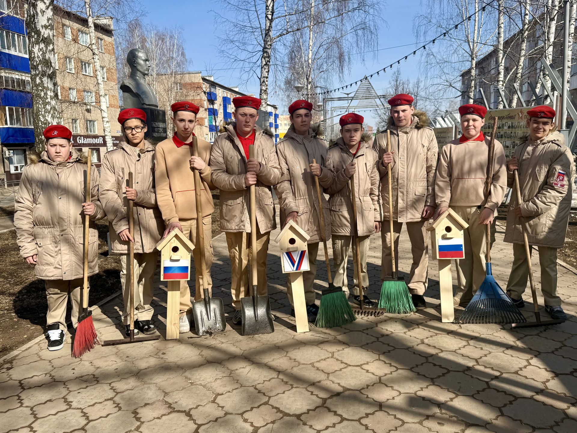 Коллектив «Менделеевских новостей» в Международный день птиц развесил патриотические скворечники на аллее Героев