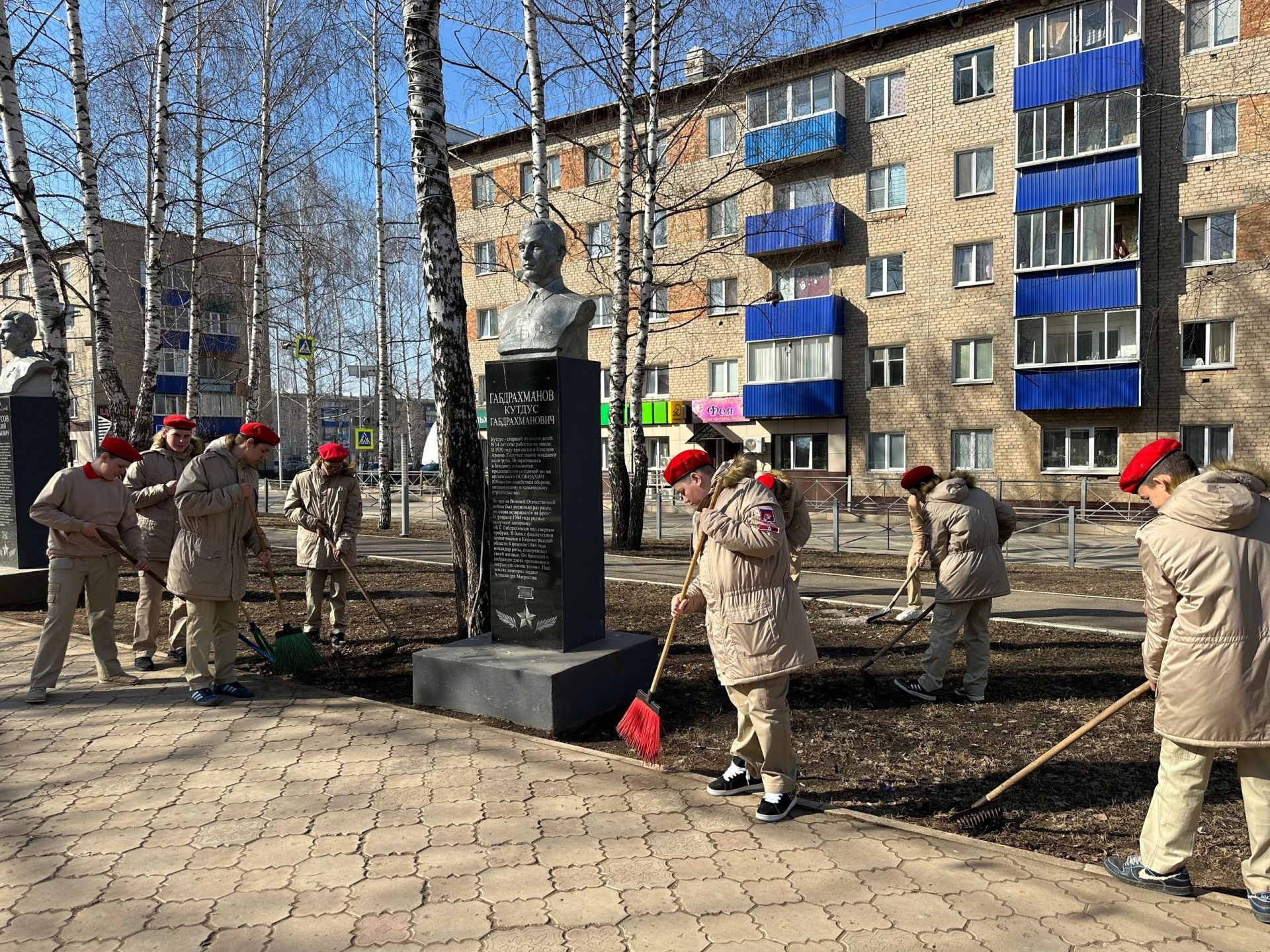 Коллектив «Менделеевских новостей» в Международный день птиц развесил патриотические скворечники на аллее Героев