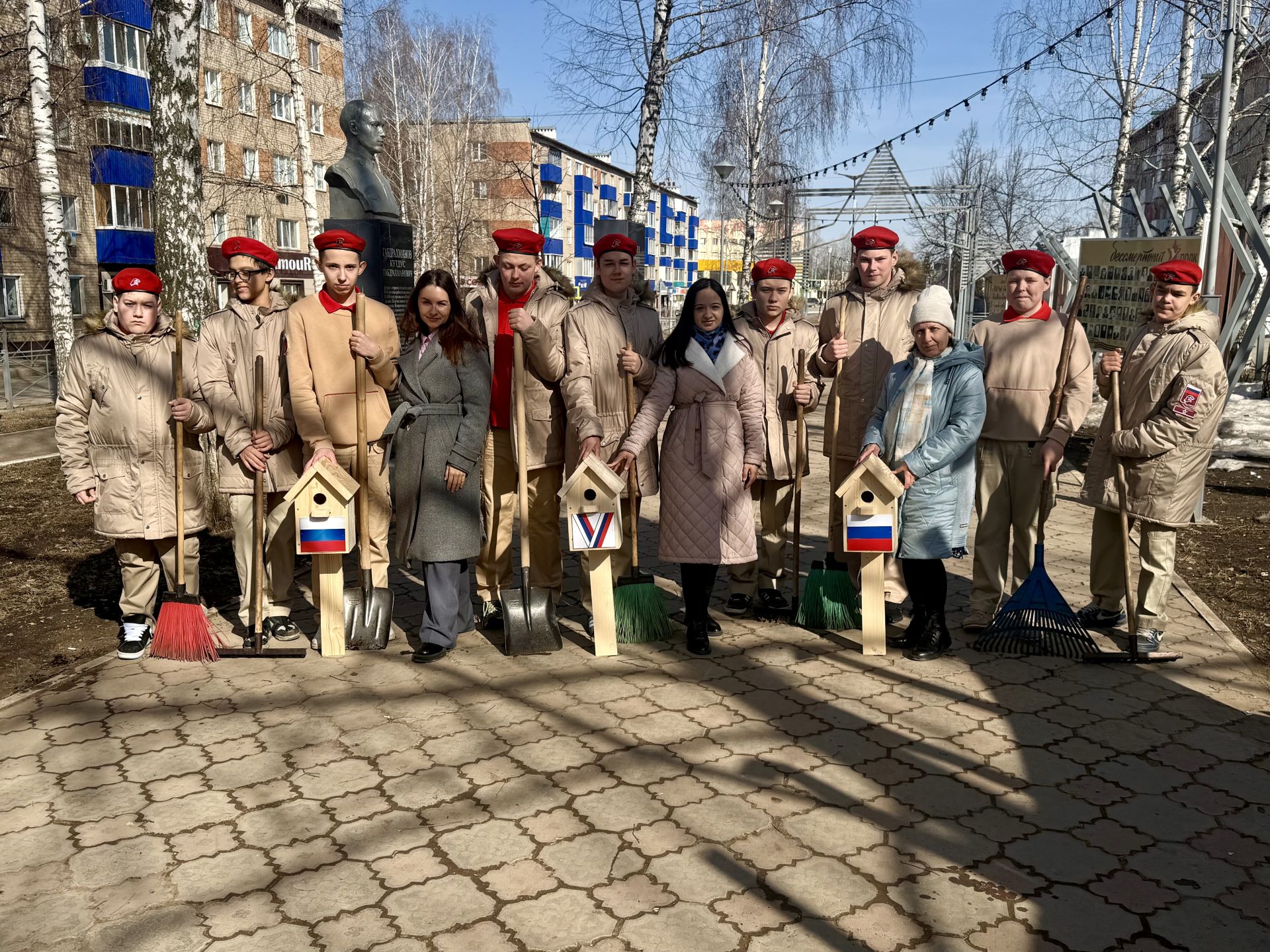 Коллектив «Менделеевских новостей» в Международный день птиц развесил патриотические скворечники на аллее Героев