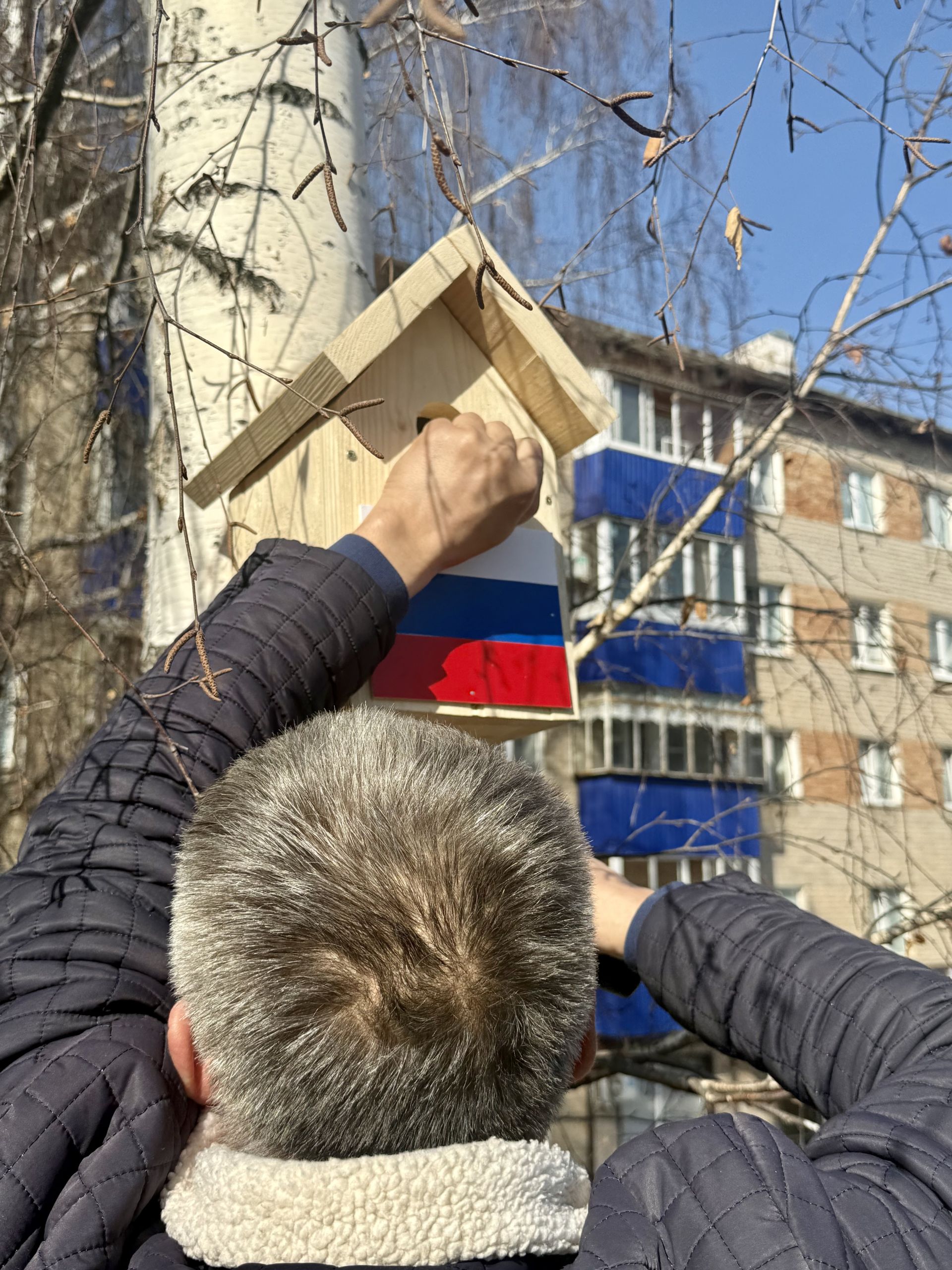 Коллектив «Менделеевских новостей» в Международный день птиц развесил патриотические скворечники на аллее Героев