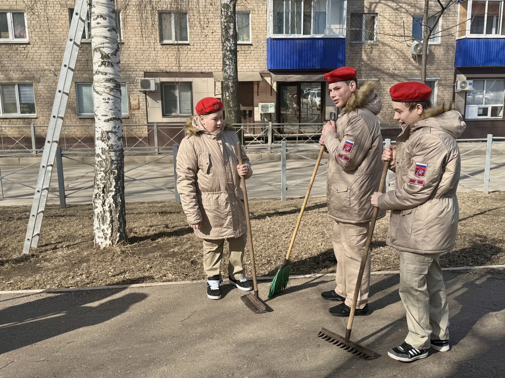 Коллектив «Менделеевских новостей» в Международный день птиц развесил патриотические скворечники на аллее Героев