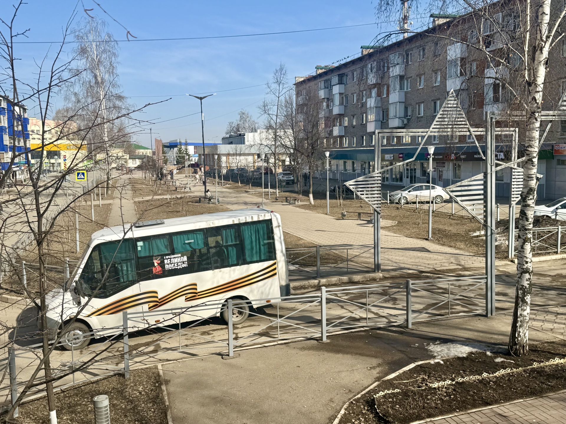 Коллектив «Менделеевских новостей» в Международный день птиц развесил патриотические скворечники на аллее Героев