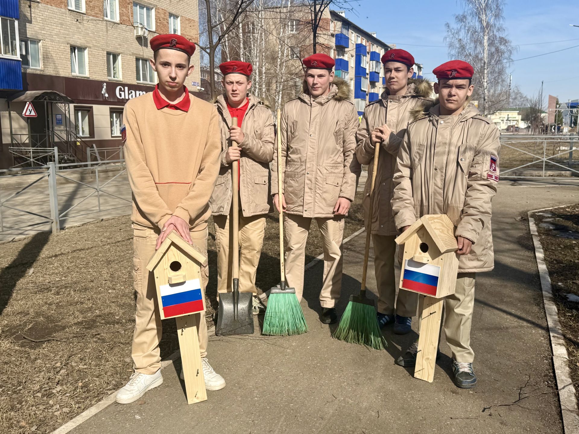 Коллектив «Менделеевских новостей» в Международный день птиц развесил патриотические скворечники на аллее Героев