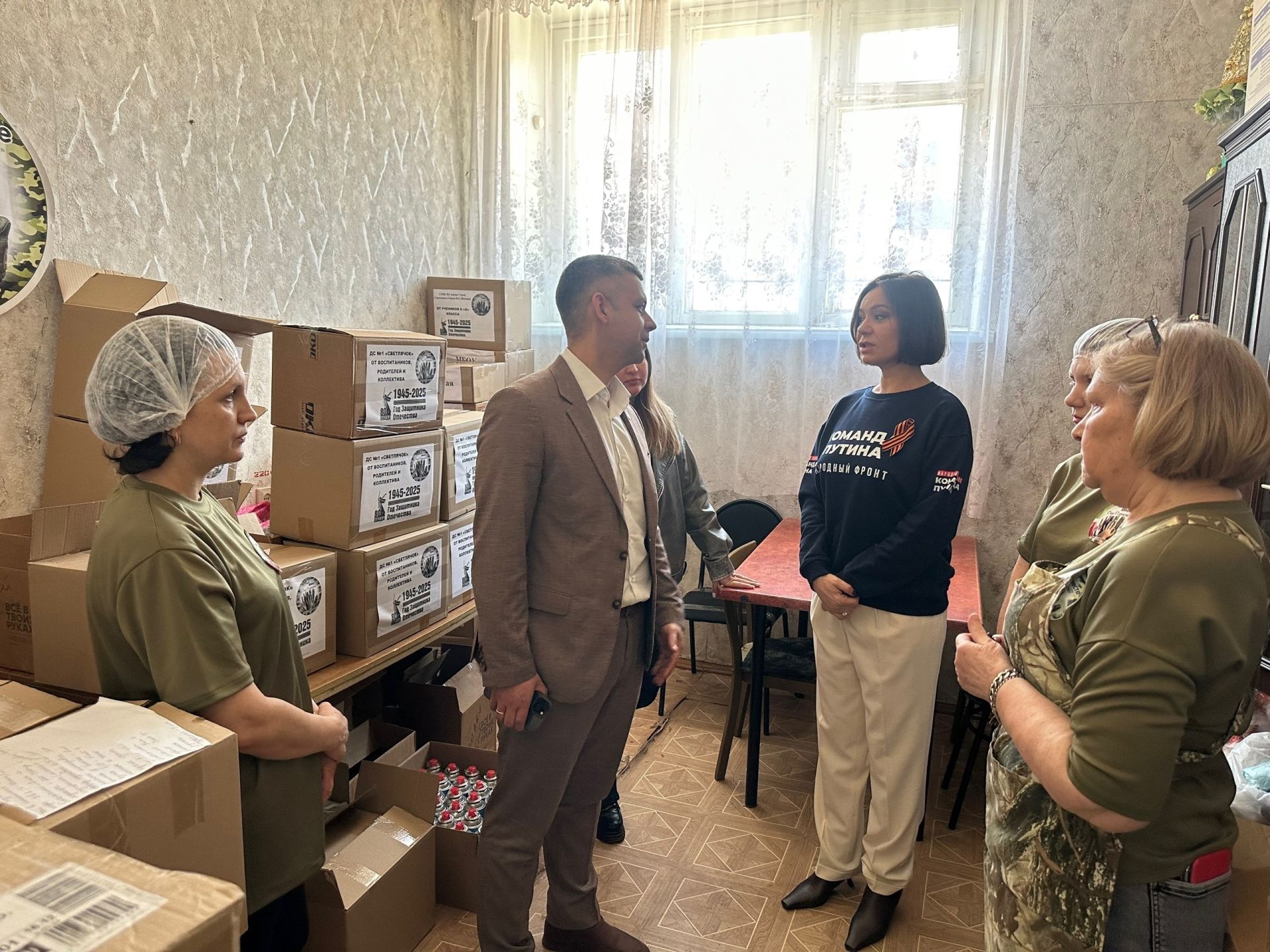 Альфия Когогина пообщалась с волонтёрами пункта гуманитарной помощи «Мы вместе»