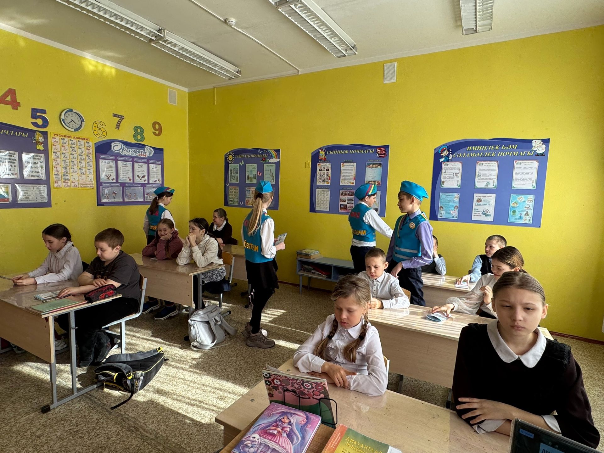 Юные инспекторы Абалачевской школы провели урок по правилам дорожной безопасности