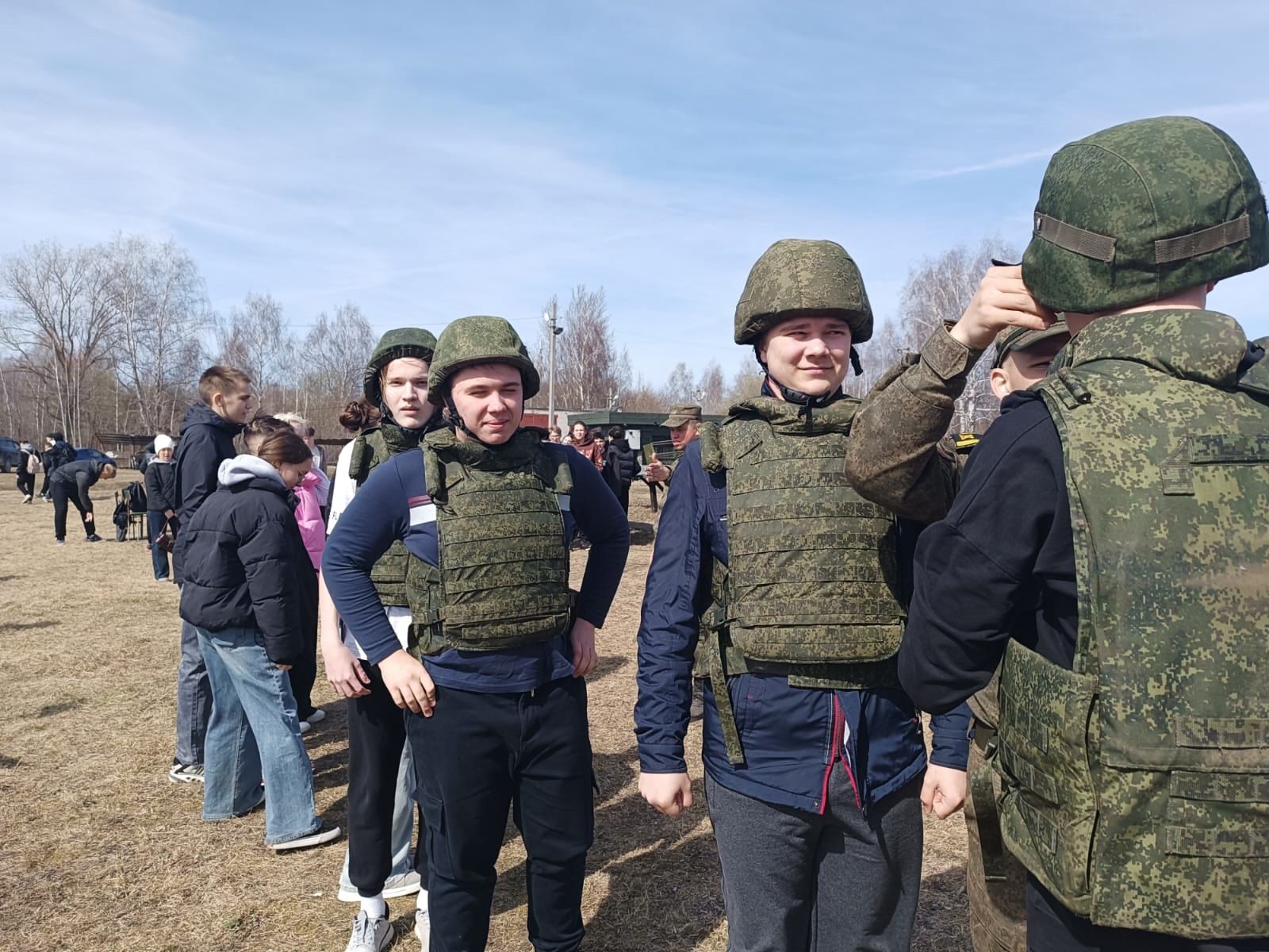 38 старшеклассников из Менделеевска испытали себя на полигоне танкового училища