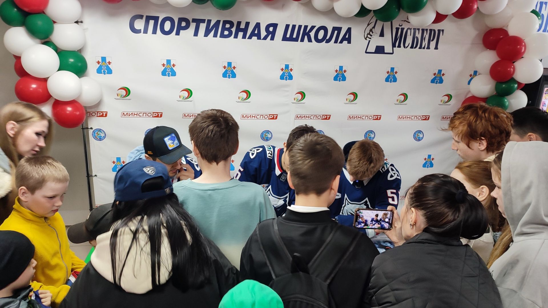 Сегодня в Менделеевске прошел мастер-класс по хоккею от ведущих игроков ХК «Нефтехимик»