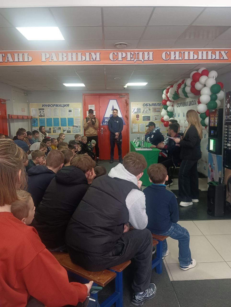 Сегодня в Менделеевске прошел мастер-класс по хоккею от ведущих игроков ХК «Нефтехимик»