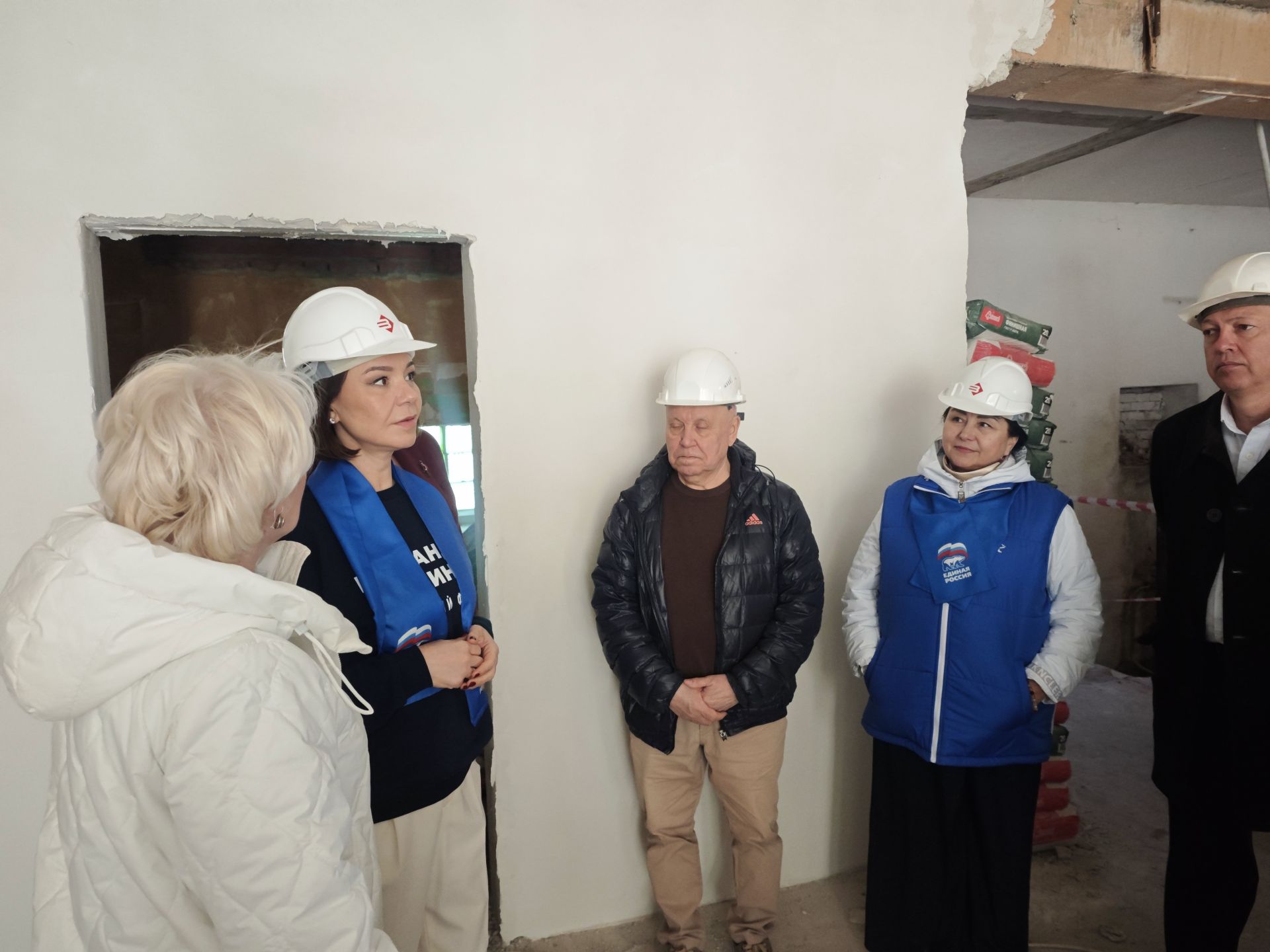 Альфия Когогина ознакомилась с ходом капитального ремонта детского сада в Менделеевске