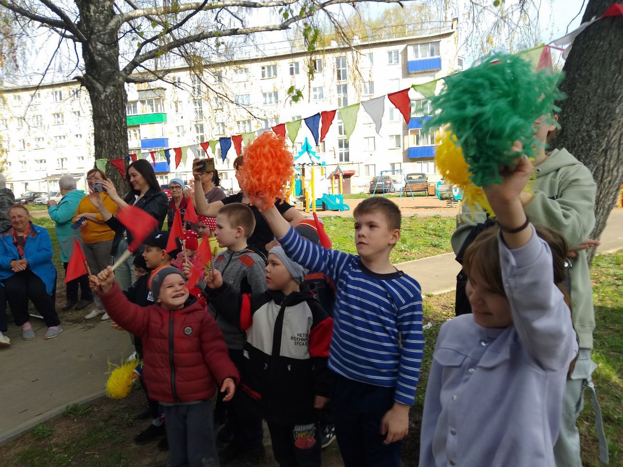 Воспитанники приюта «Камские зори» провели патриотический мини-концерт для жителей двора