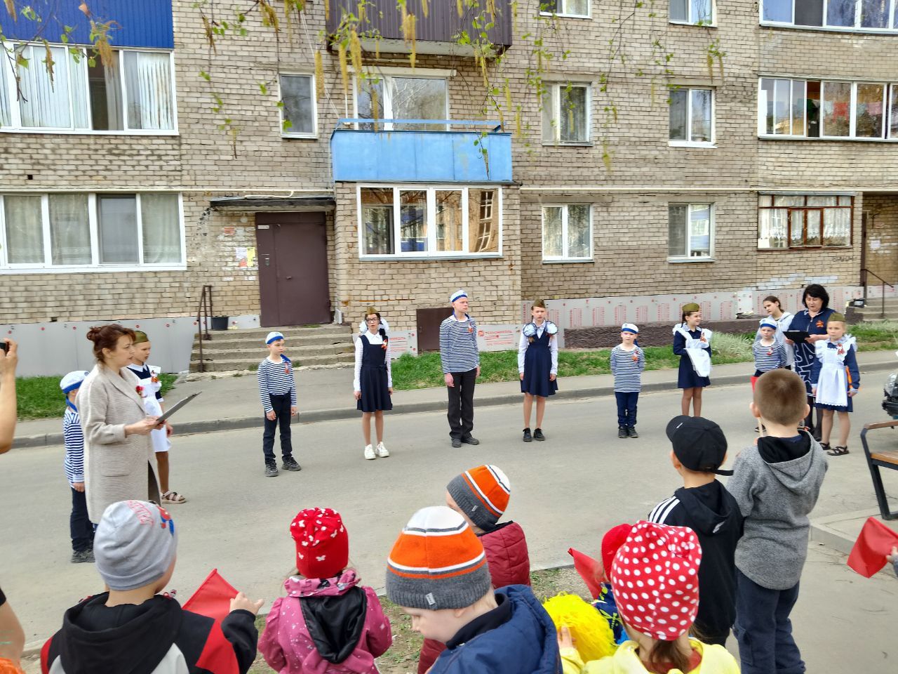 Воспитанники приюта «Камские зори» провели патриотический мини-концерт для жителей двора
