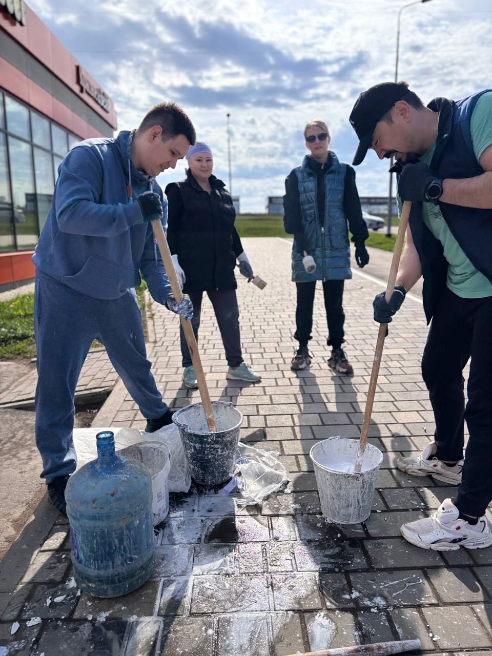 Более 50 сотрудников АО «Аммоний» приняли участие в субботнике в Менделеевске