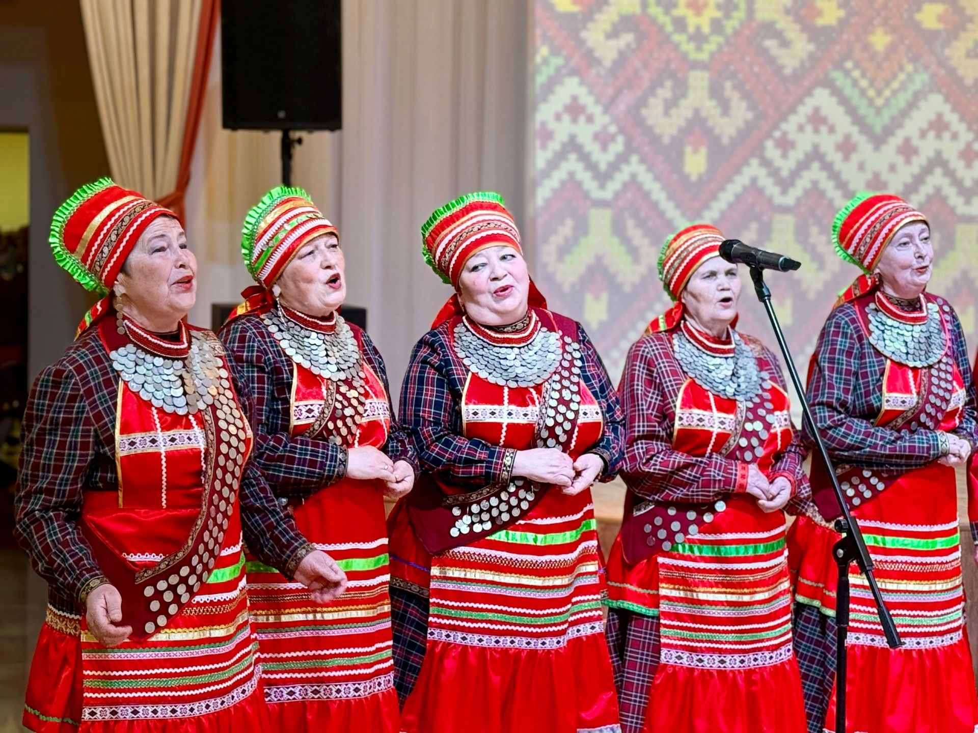 Ансамбль кряшен «Туганайлар» Менделеевска подарил зрителям яркую концертную программу