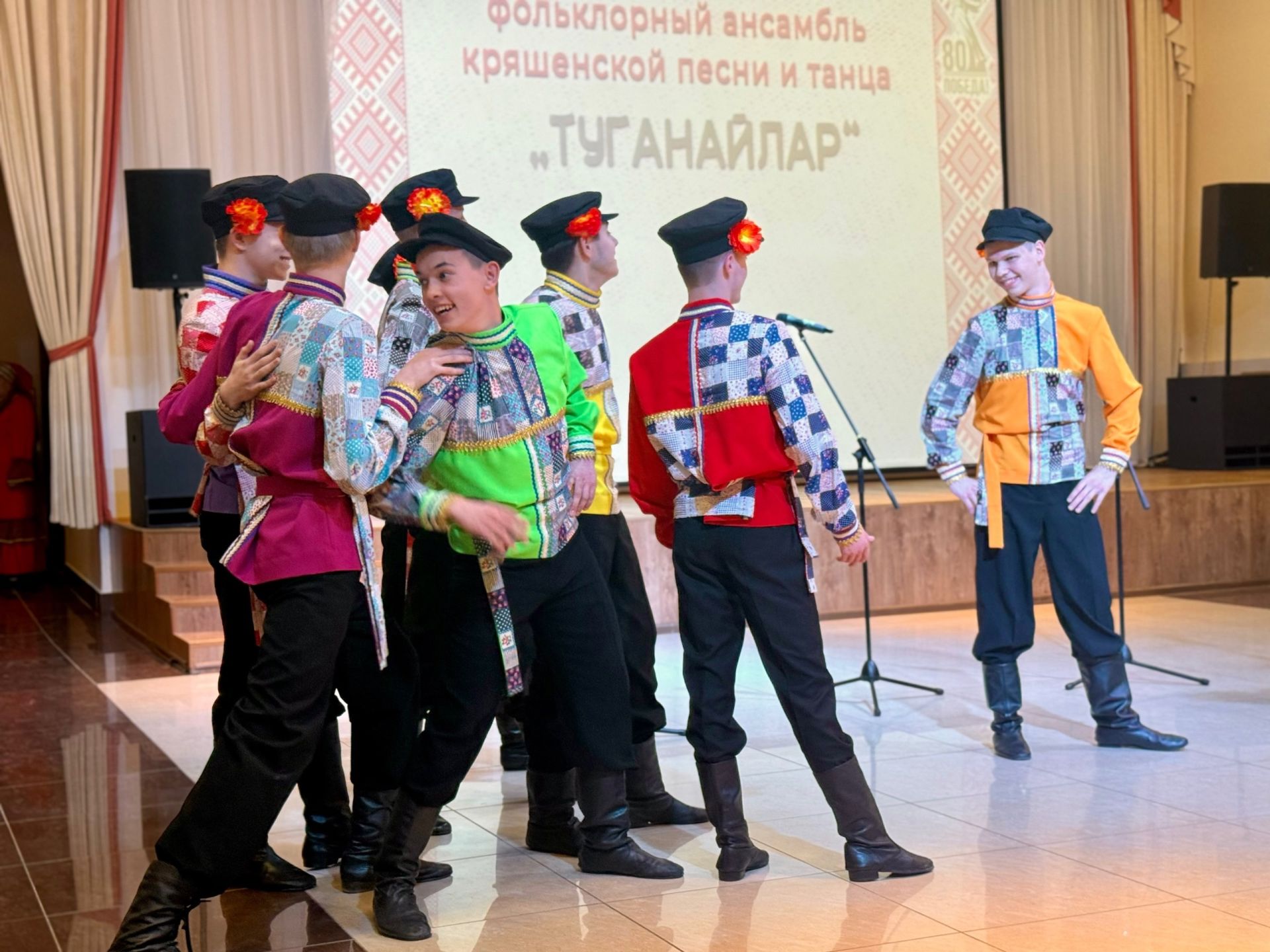 Ансамбль кряшен «Туганайлар» Менделеевска подарил зрителям яркую концертную программу