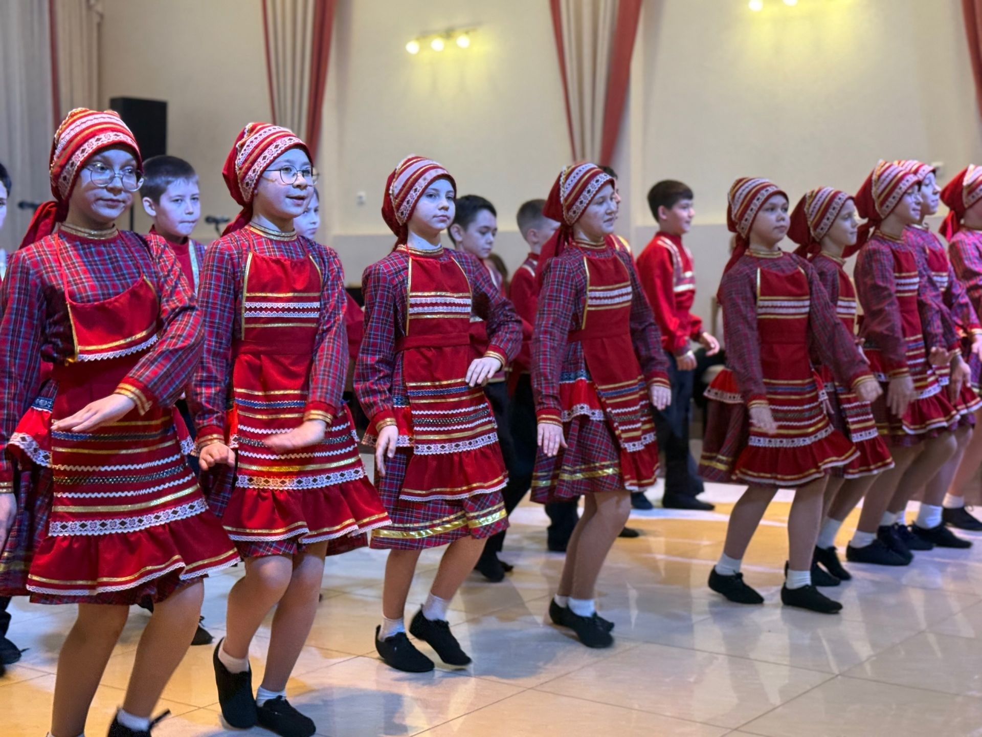 Ансамбль кряшен «Туганайлар» Менделеевска подарил зрителям яркую концертную программу