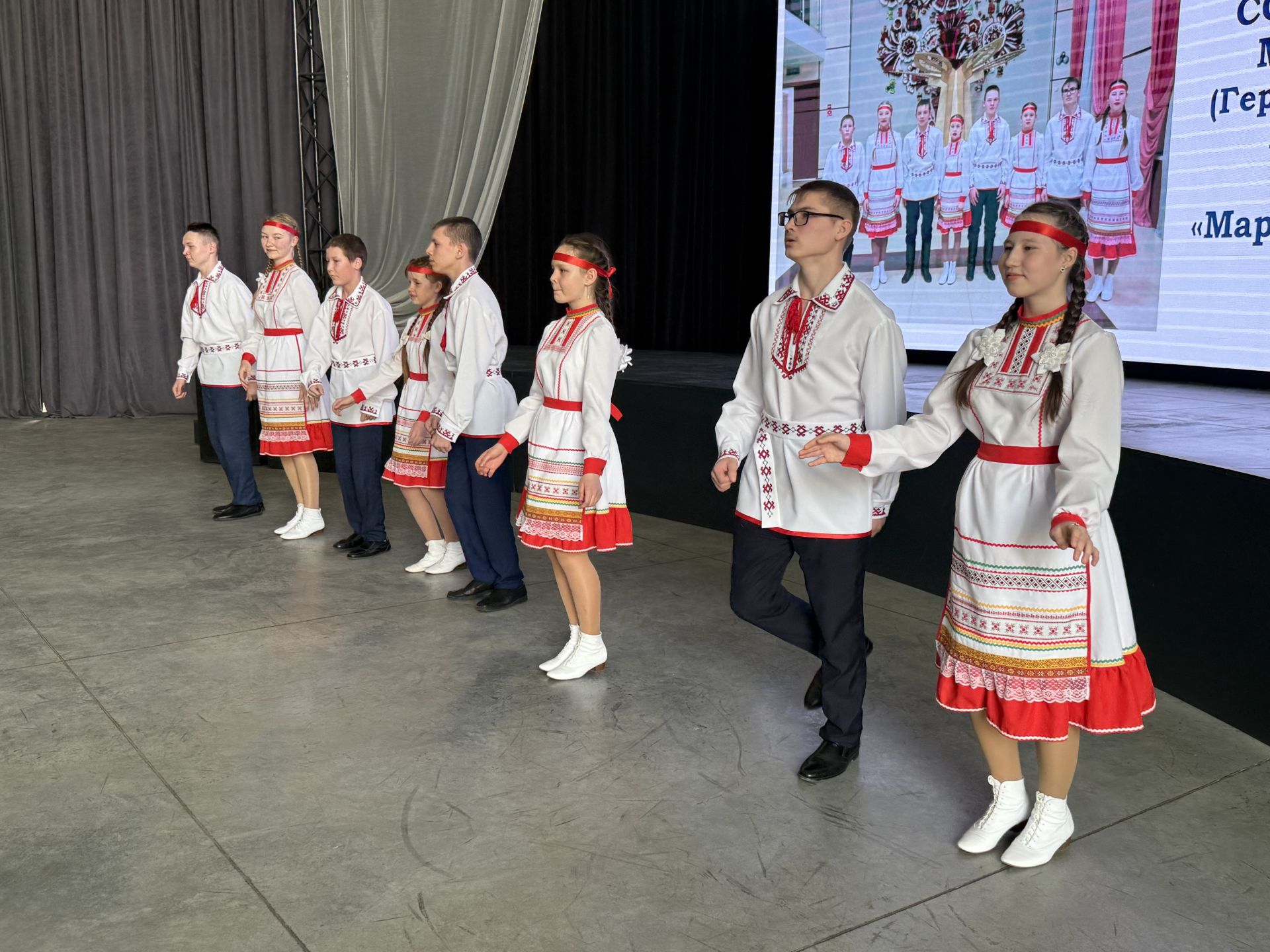 В Менделеевске молодёжь представила творческие национальные номера