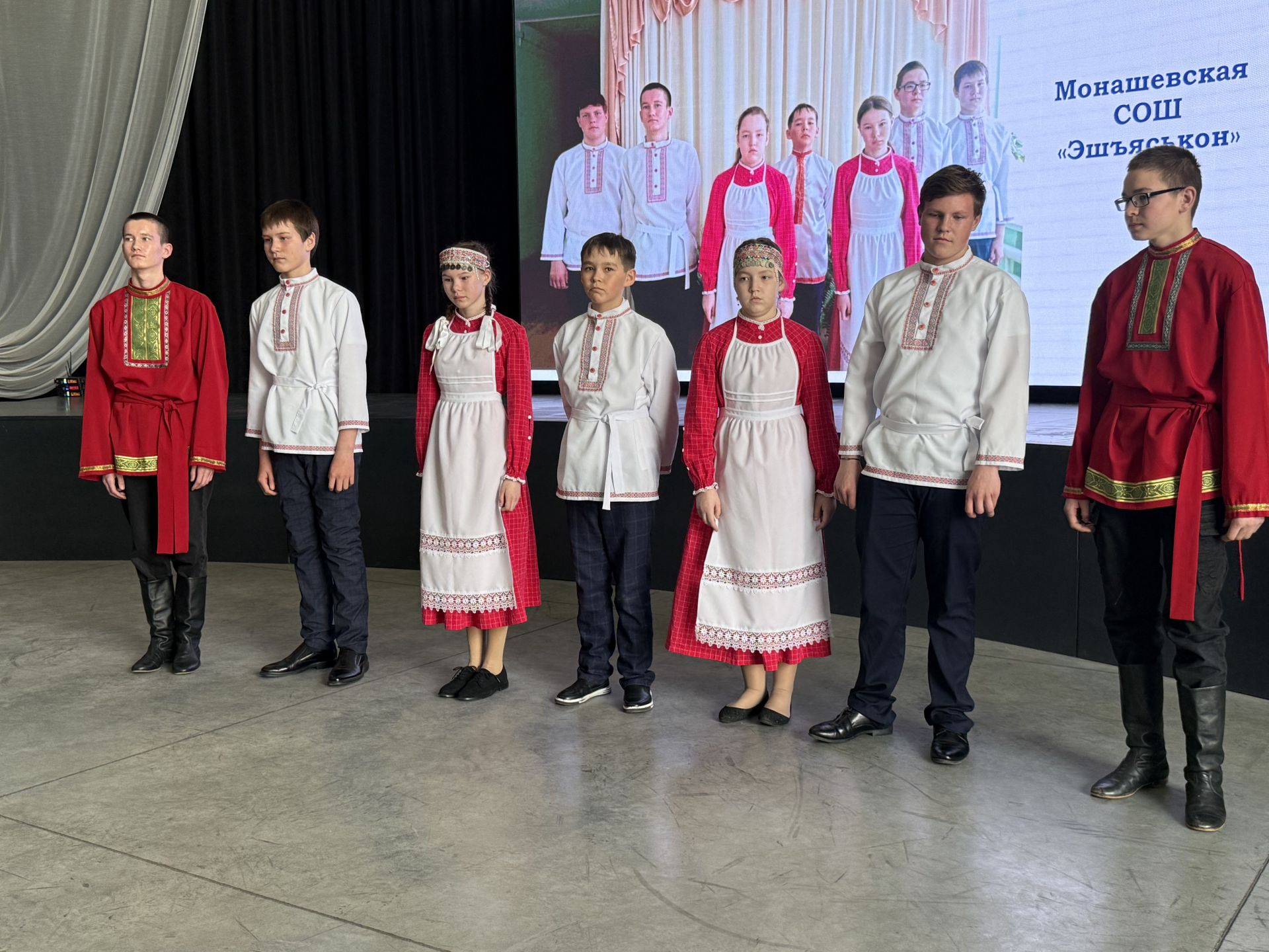 В Менделеевске молодёжь представила творческие национальные номера