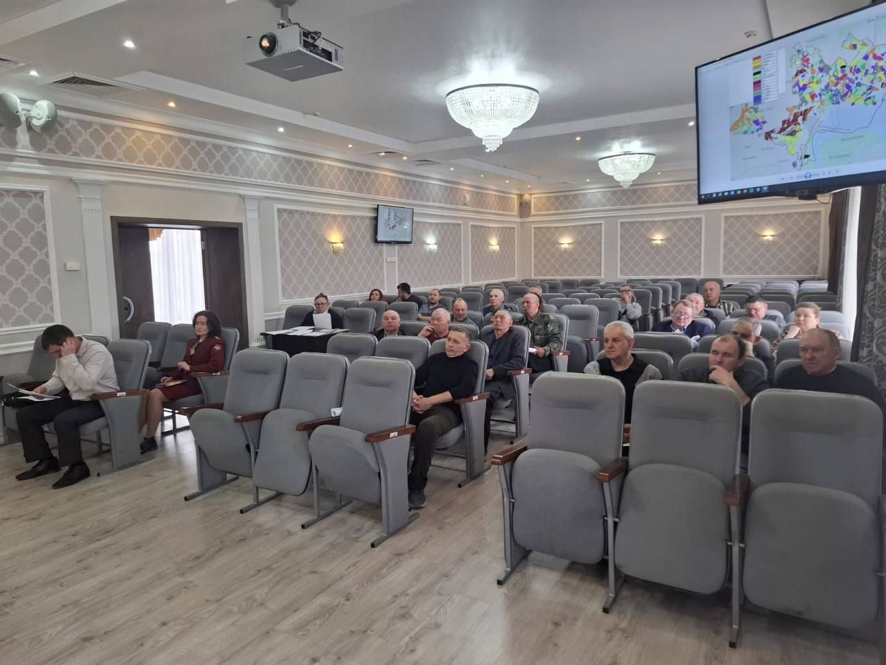 Пчеловоды и агрономы Менделеевского района обсудили вопросы взаимодействия производителей мёда и аграриев