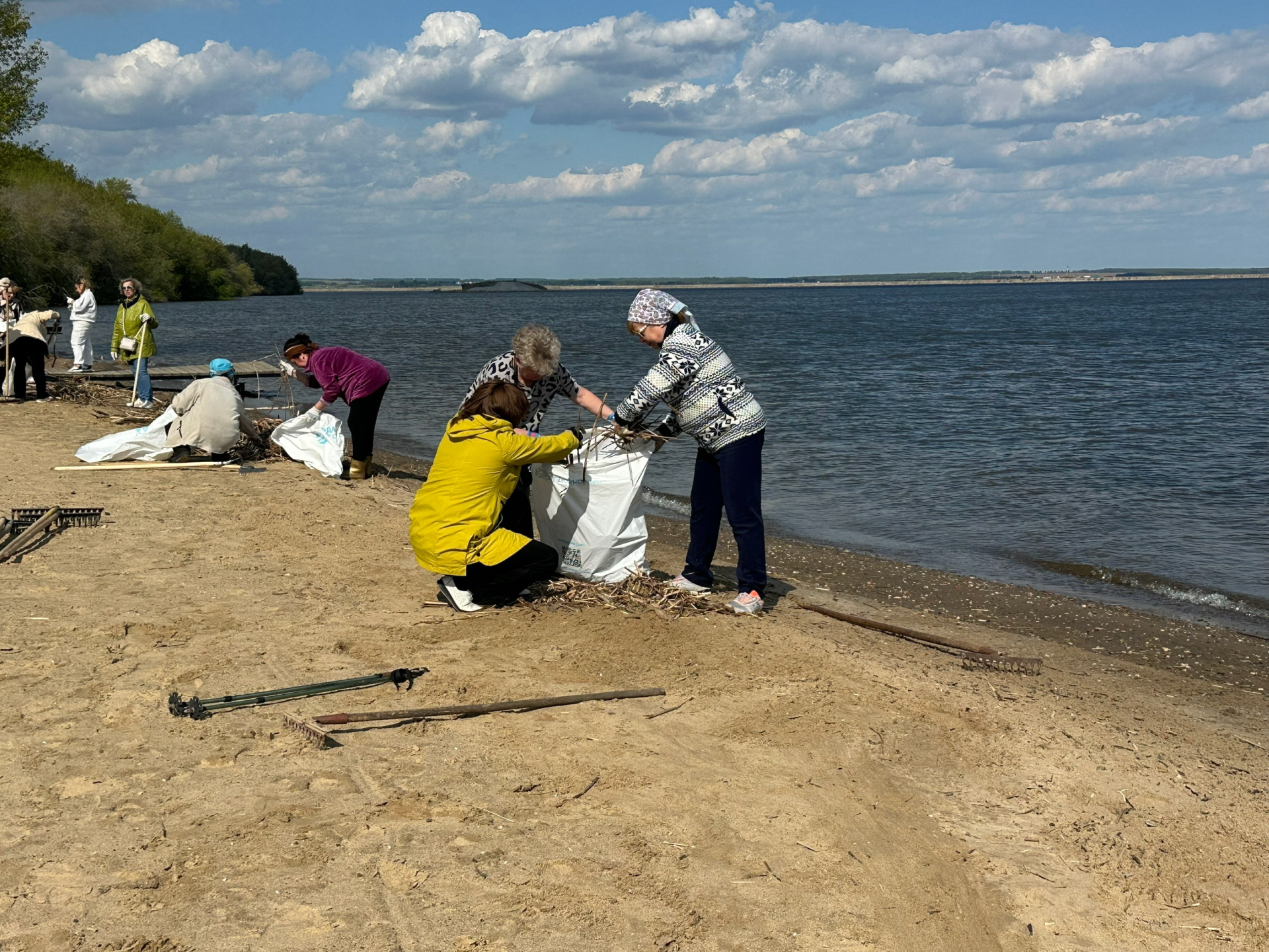 Жители Менделеевска очистили берег Камы в рамках акции «Вода России»