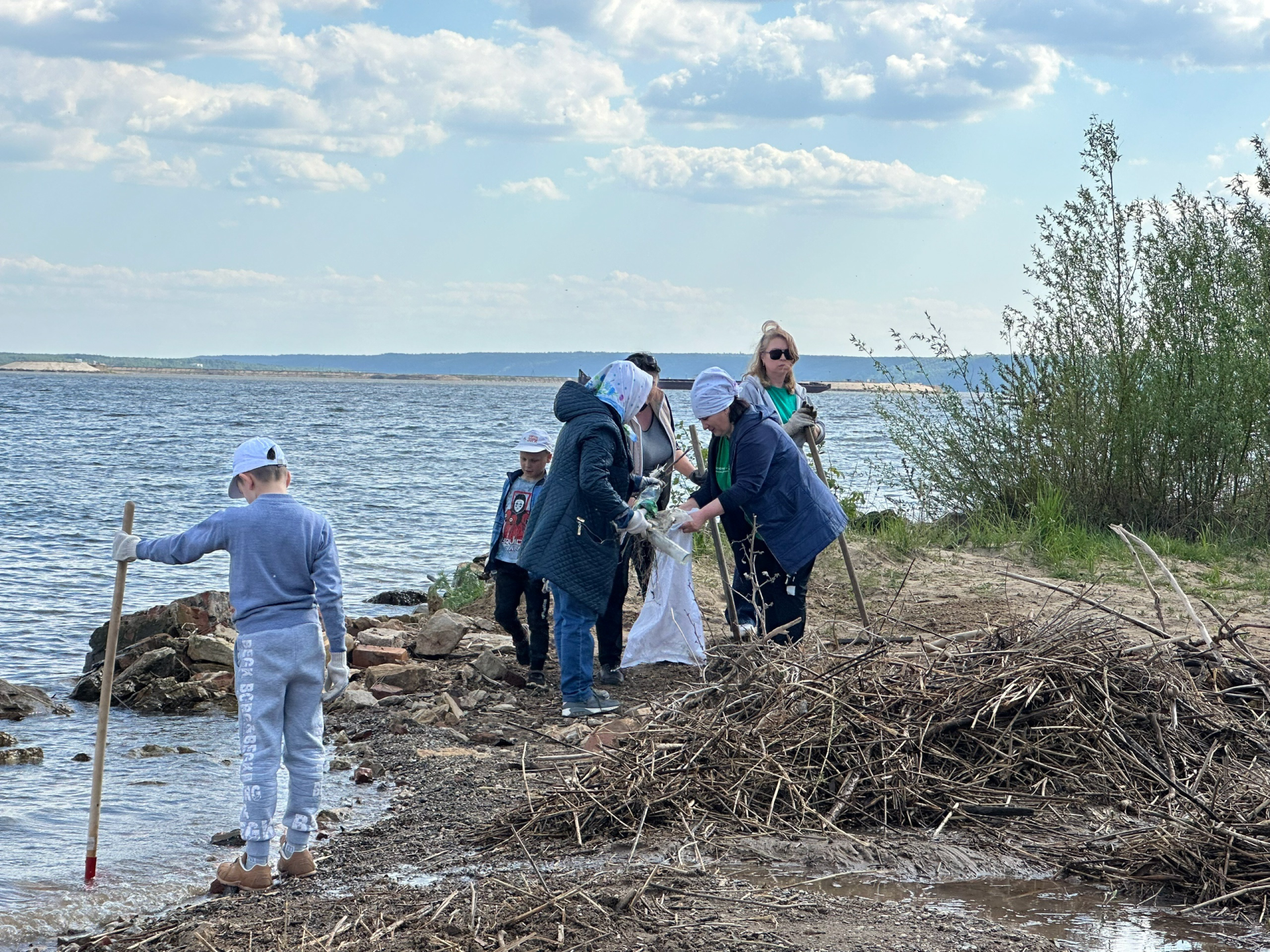 Жители Менделеевска очистили берег Камы в рамках акции «Вода России»