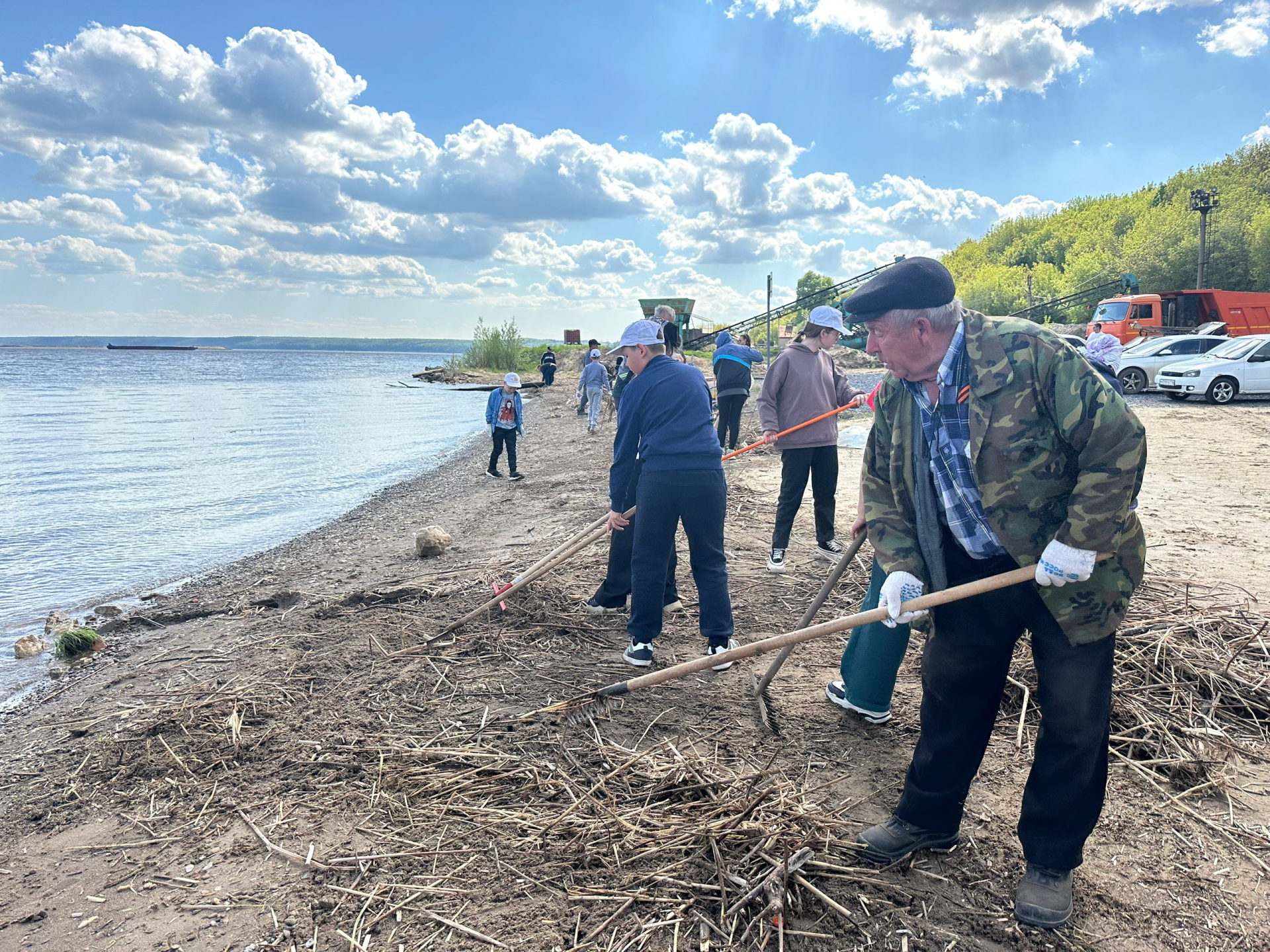 Жители Менделеевска очистили берег Камы в рамках акции «Вода России»