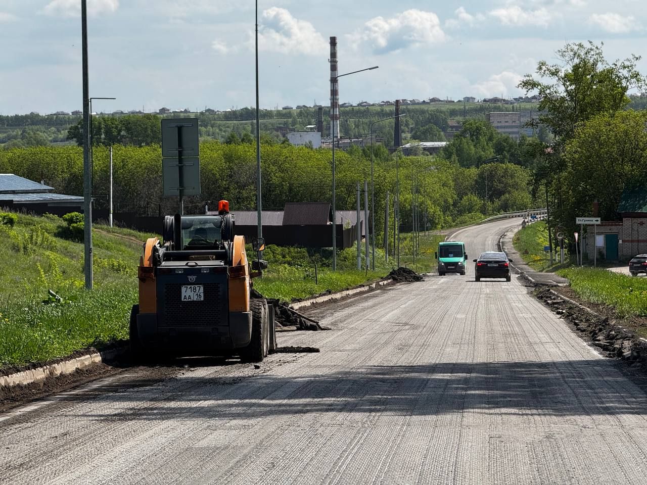 В Менделеевском районе активно обновляют дорожное покрытие