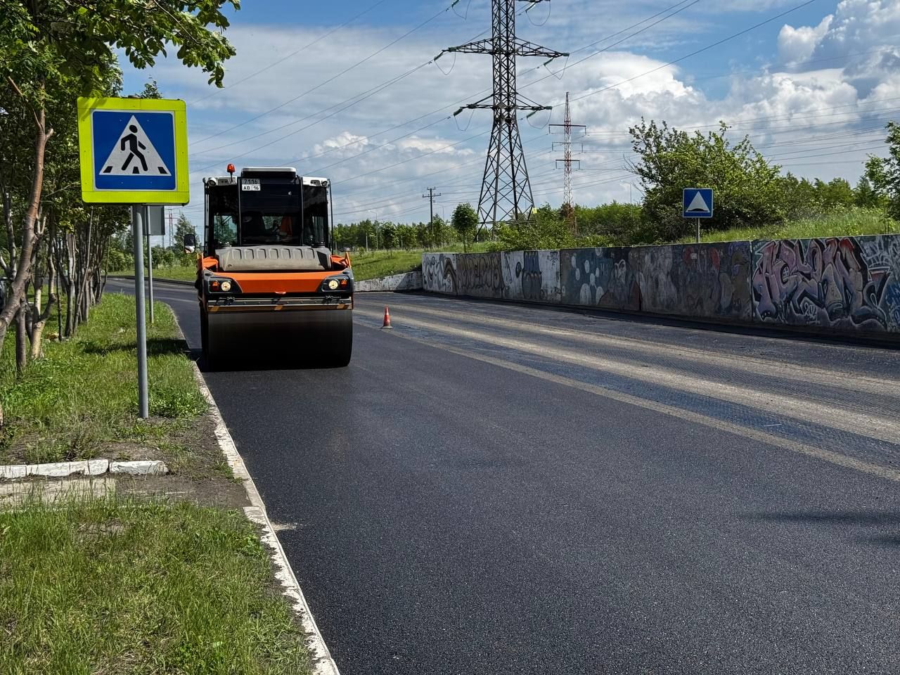 В Менделеевском районе активно обновляют дорожное покрытие