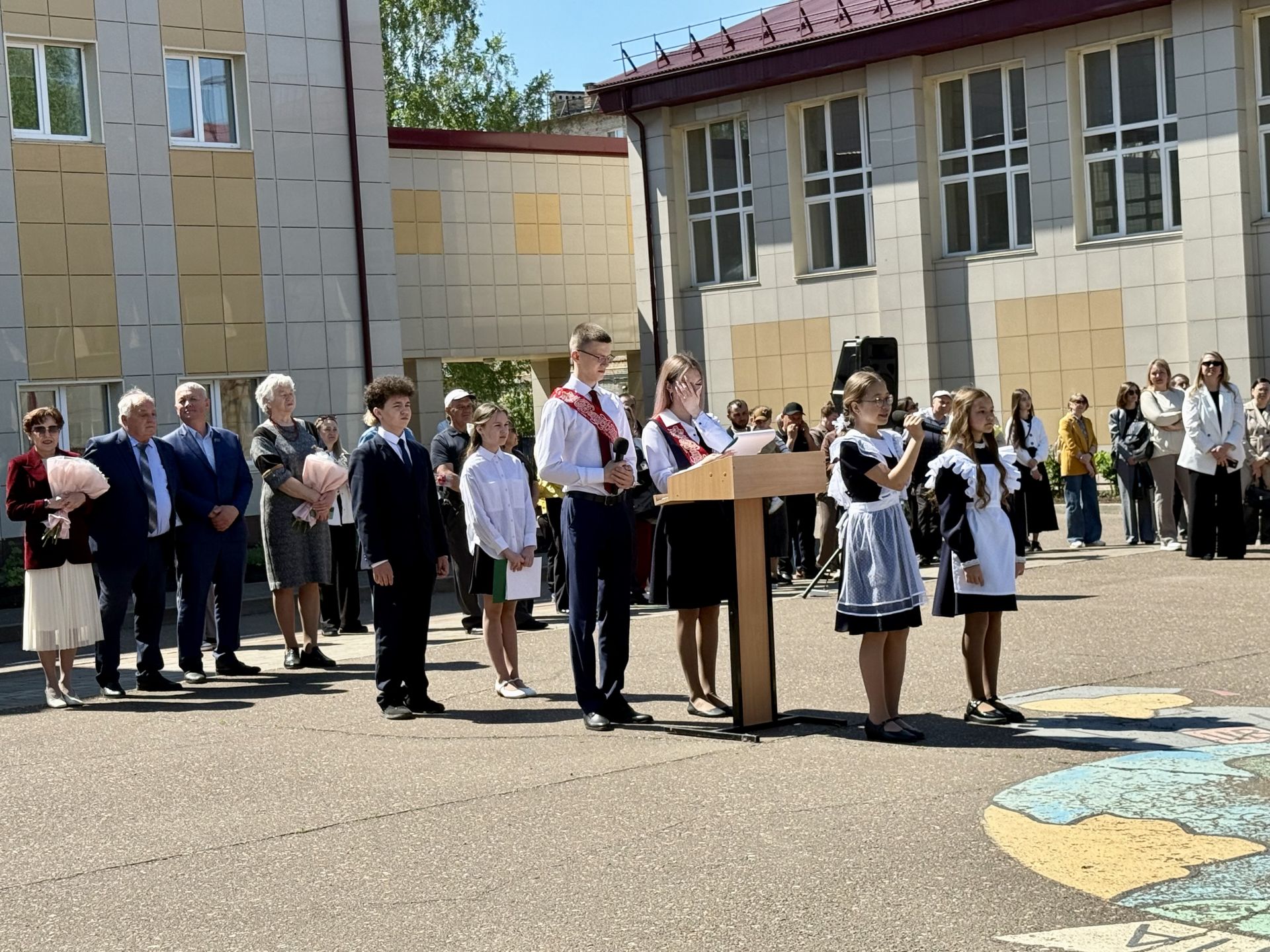 Школьный вальс на последнем звонке станцевали выпускники школы №1 Менделеевска